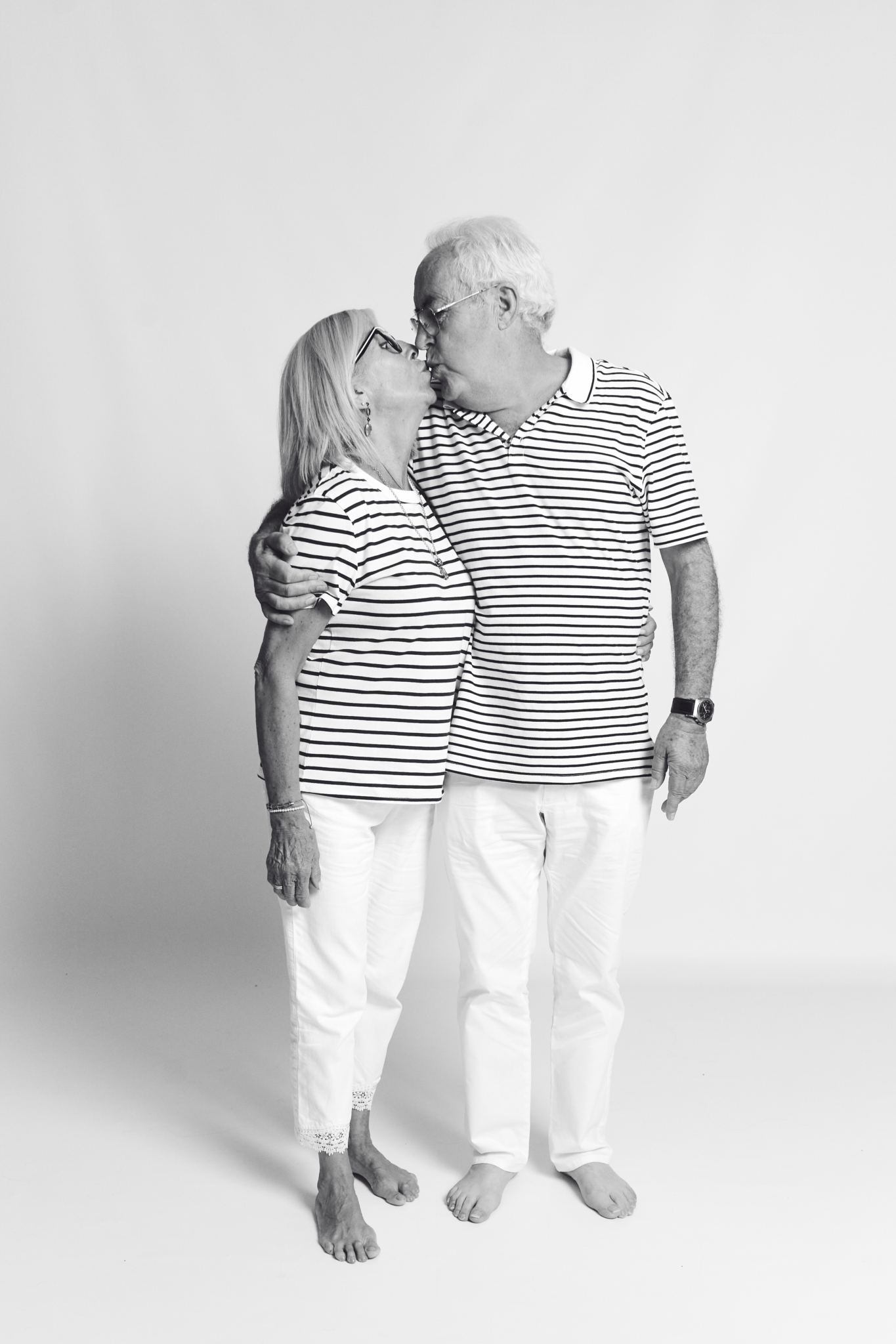 abuelos beso sesion fotos familia estudio outfit rayas