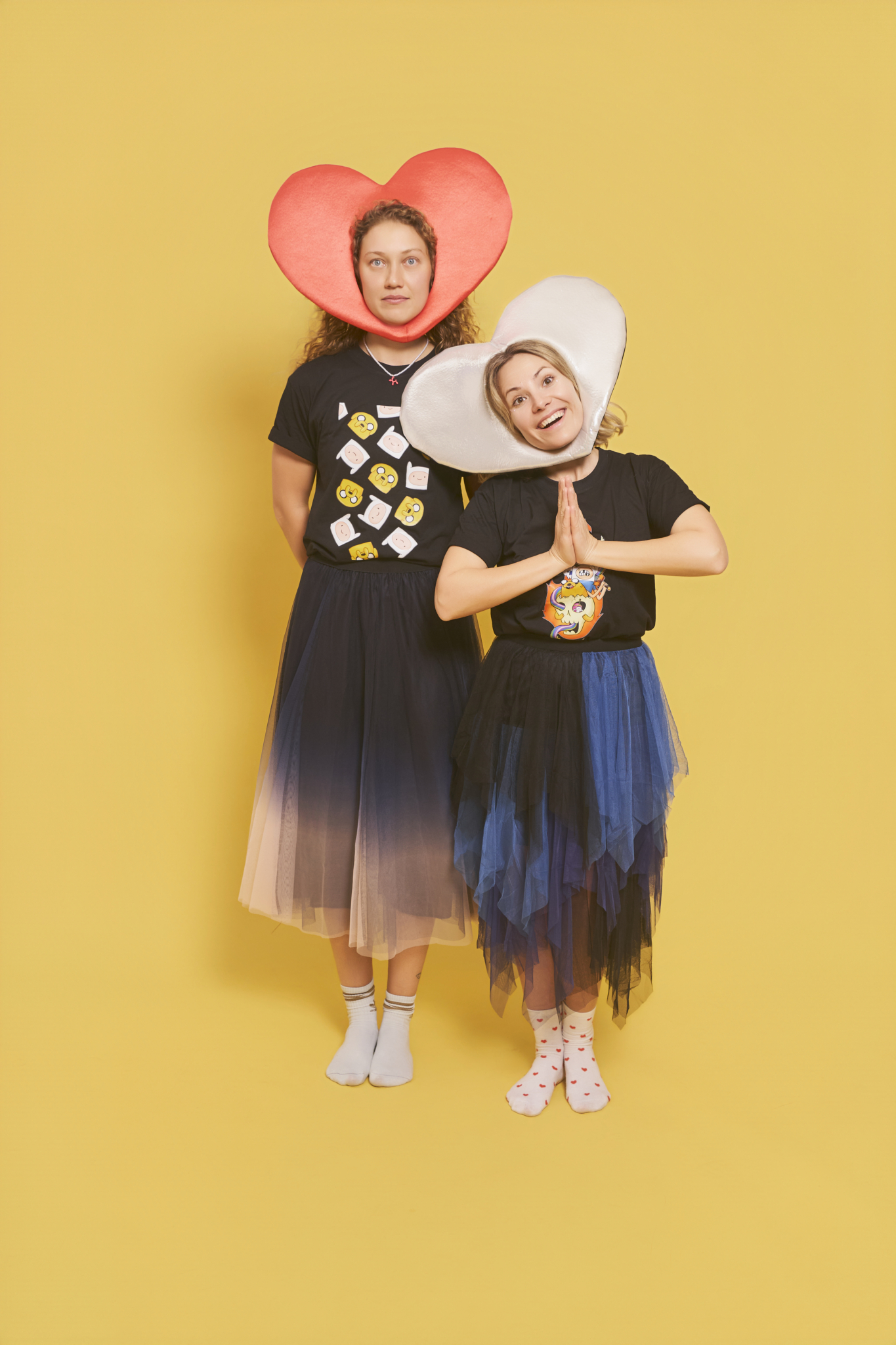 amigas corazones gigantes despedida soltera barcelona fondo amarillo