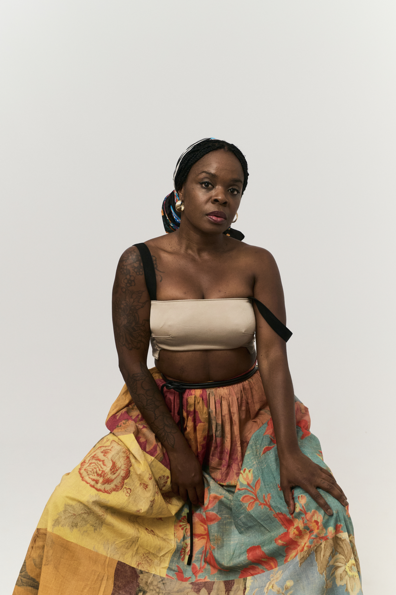 Cantante de soul y funk Brigitte Emaga en retrato con falda floral en estudio YOULO Barcelona