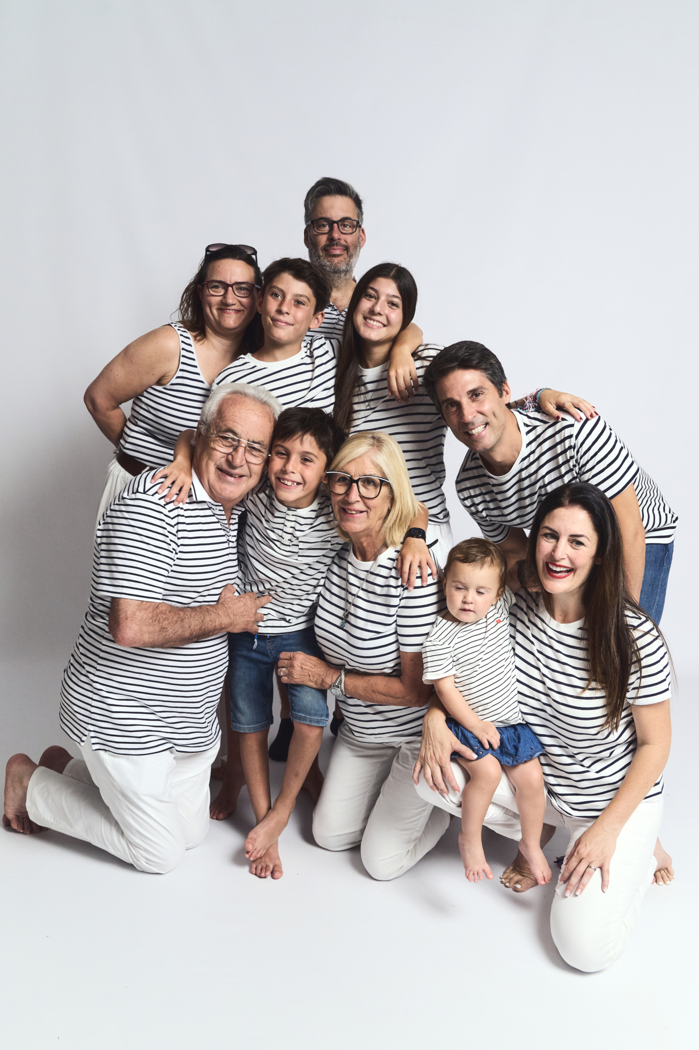 coordinar ropa grupo familiar camisetas rayas sesion fotos