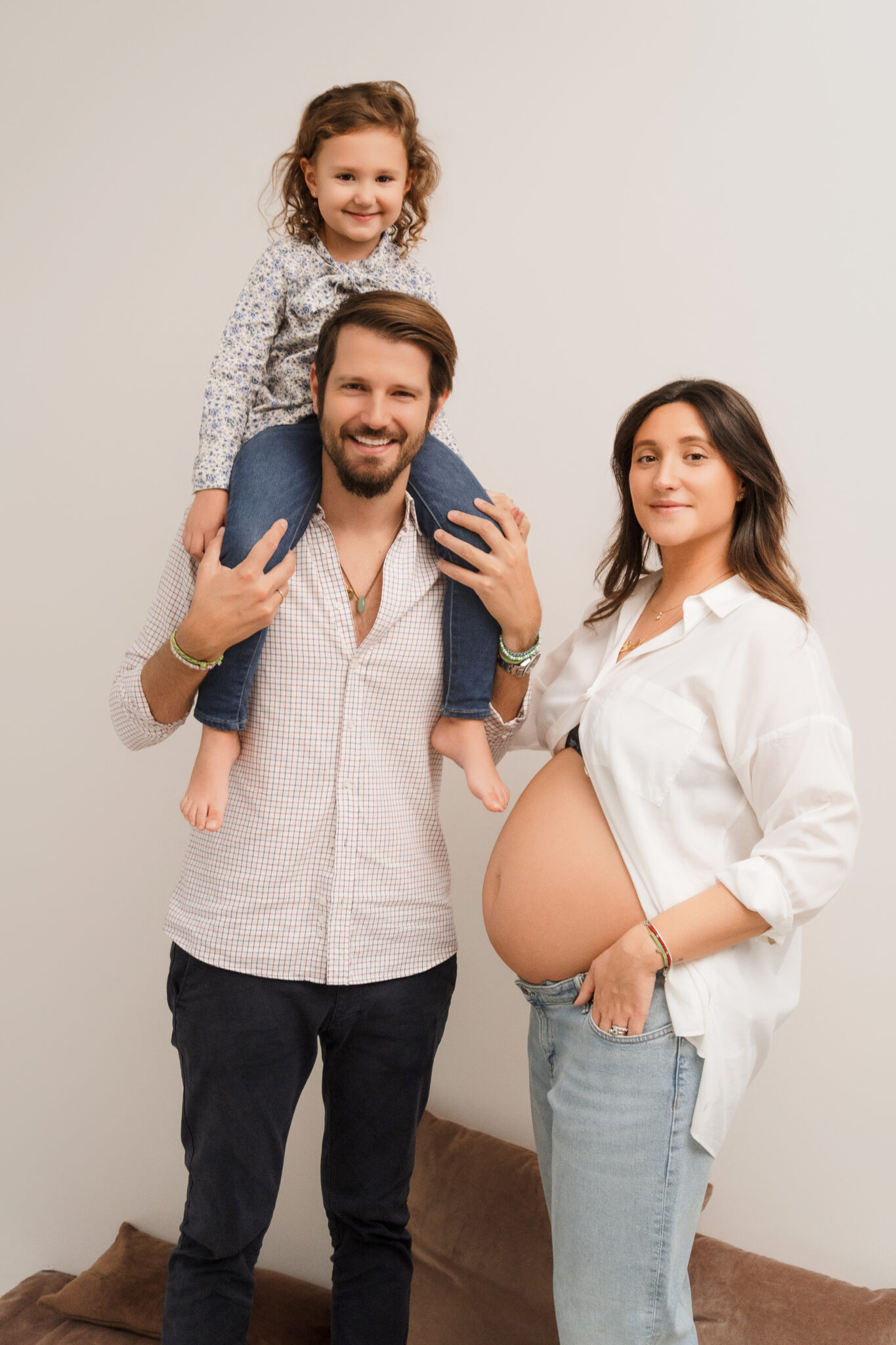 familia completa fotos embarazo barcelona estudio natural