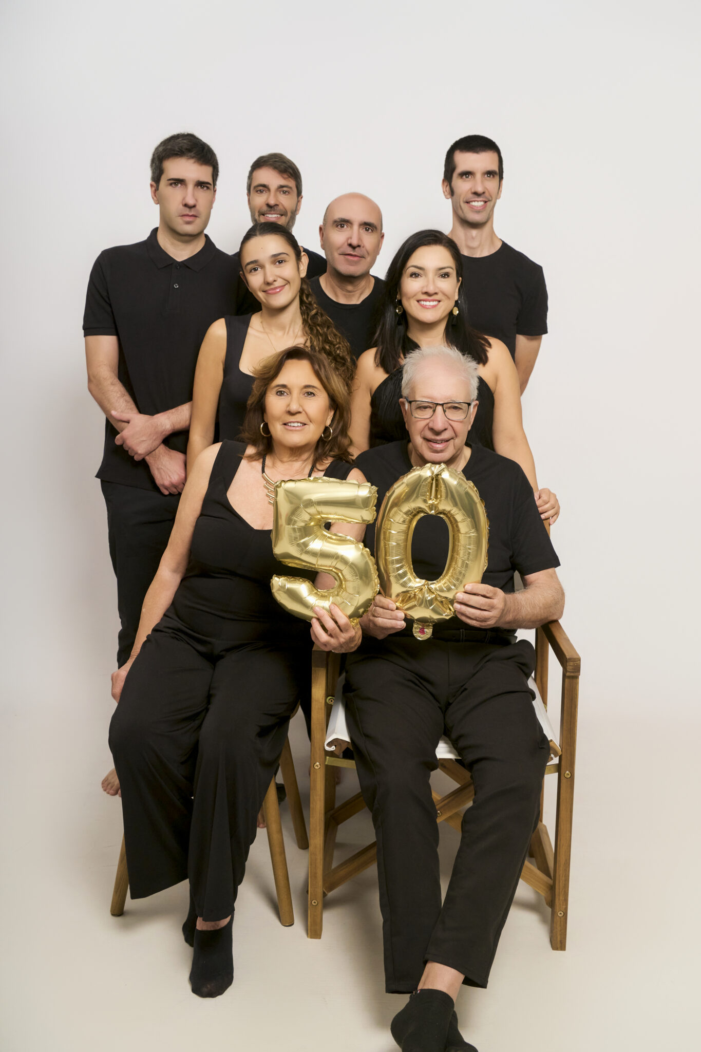 Familia completa celebrando 50 aniversario boda con globos dorados en estudio YOULO Barcelona