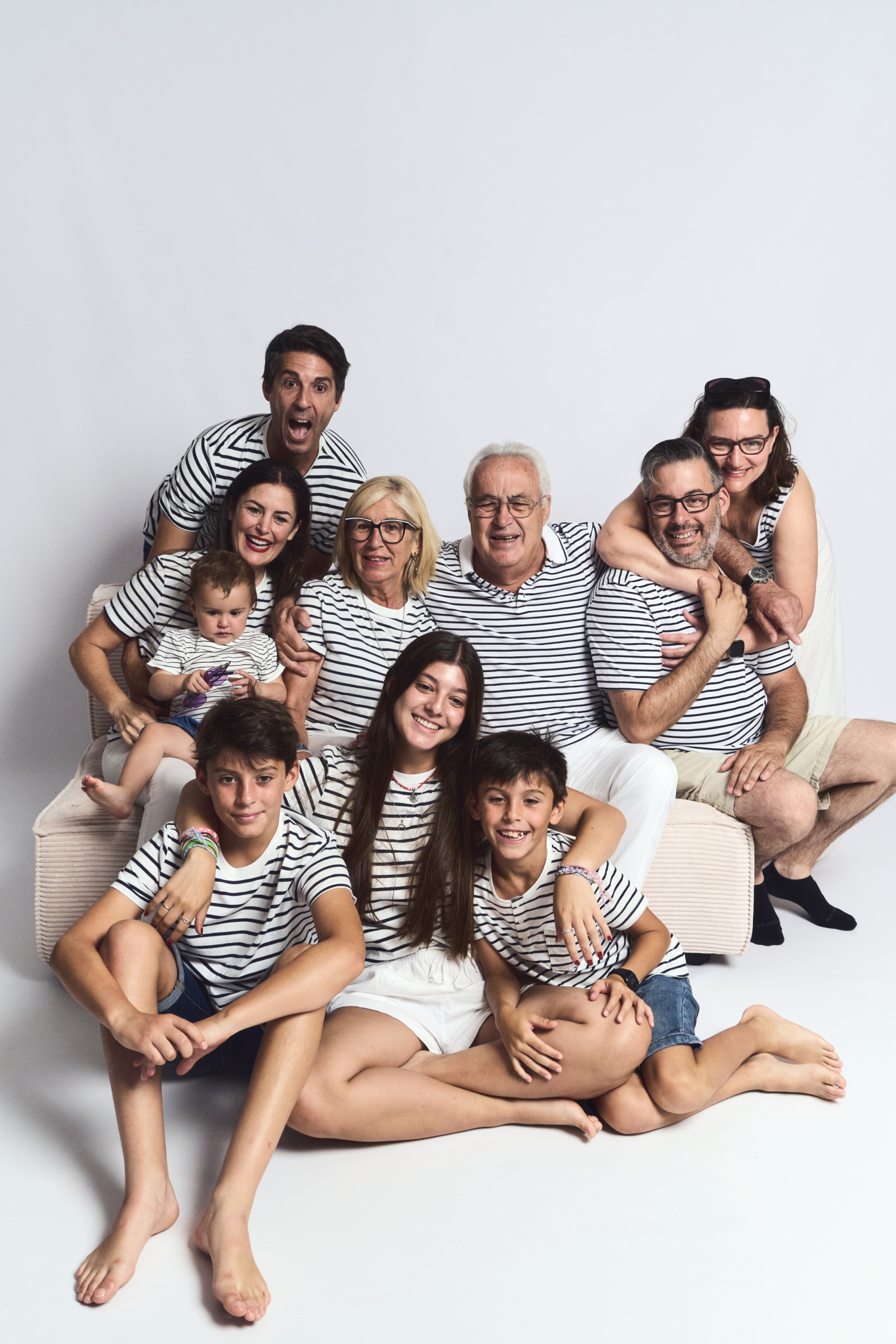familia completa tres generaciones camisetas rayas outfit sesion fotos