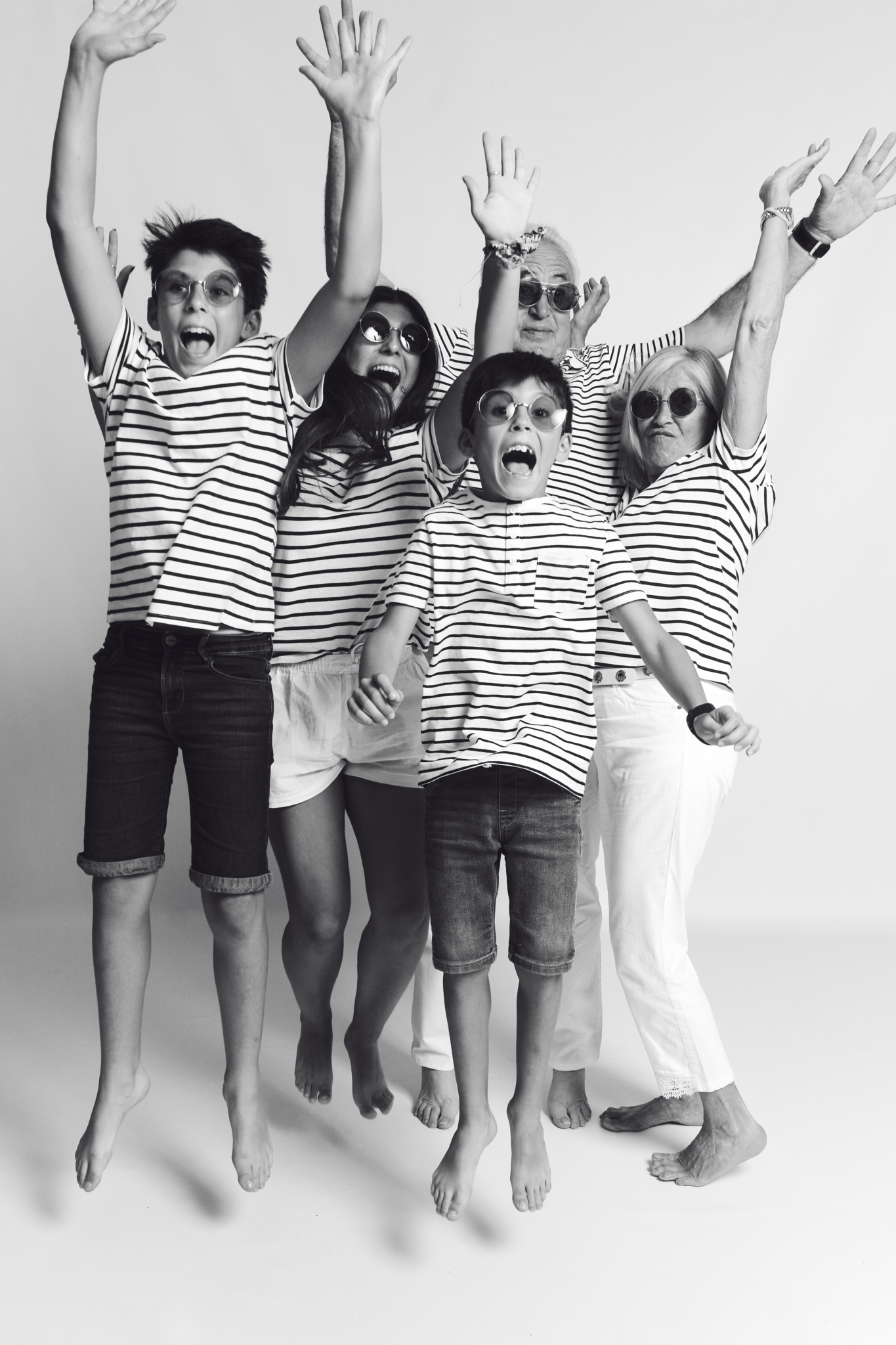 familia saltando gafas sol sesion fotos familiar divertida