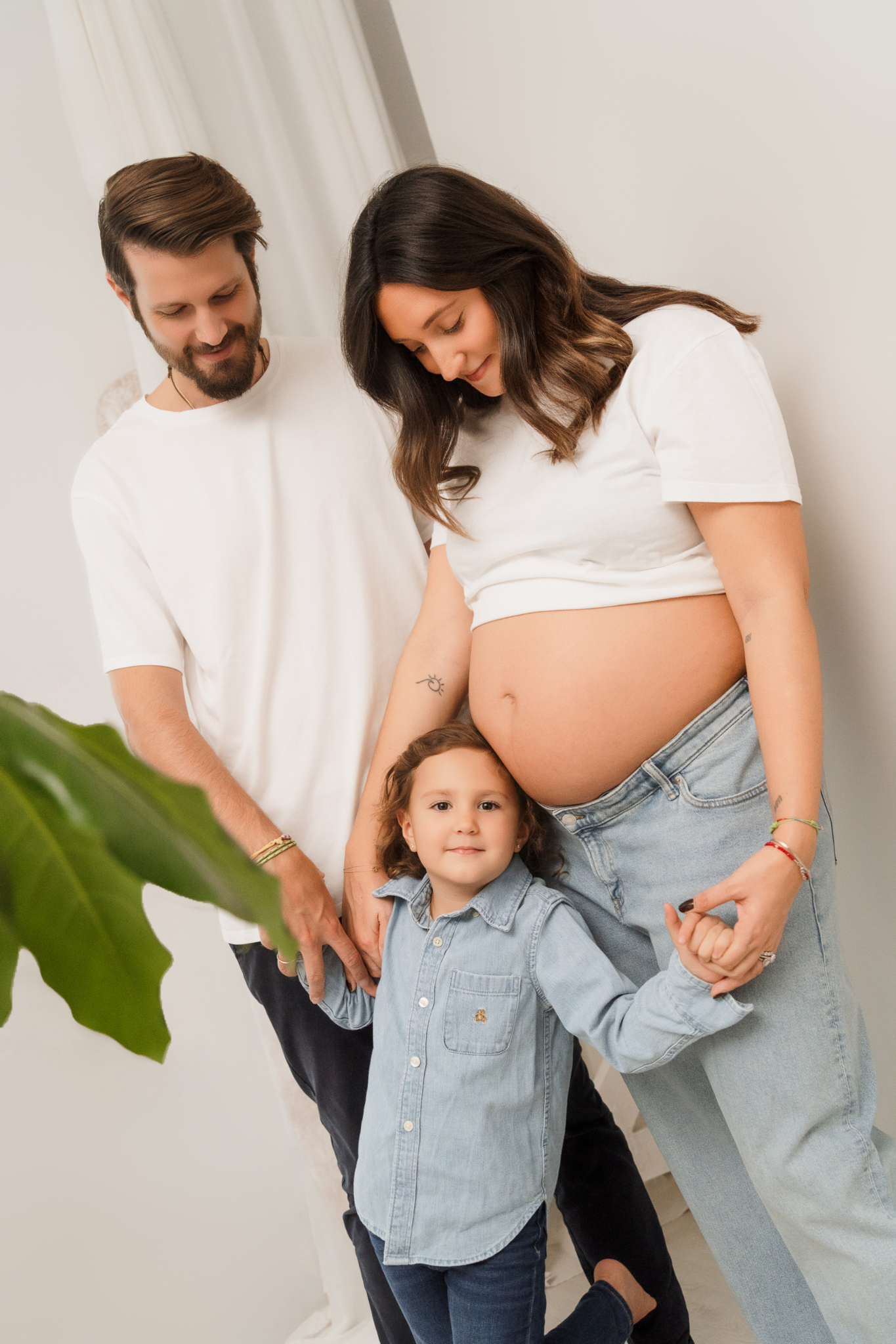 familia sesion embarazo estudio barcelona hija barriga