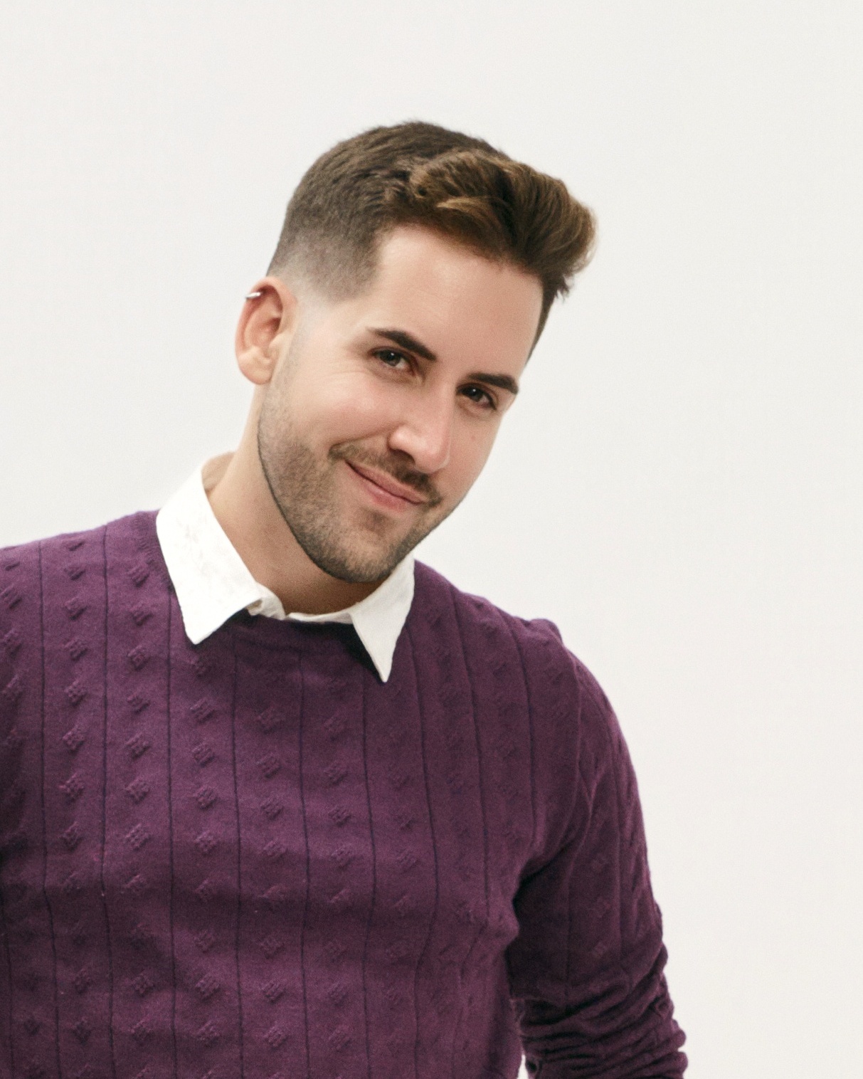 Foto profesional de hombre con jersey morado y camisa en Barcelona