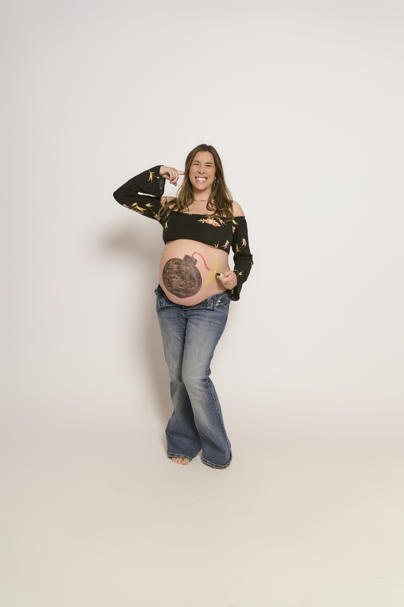 fotos embarazo divertidas bomba dibujada barriga embarazada sonriendo