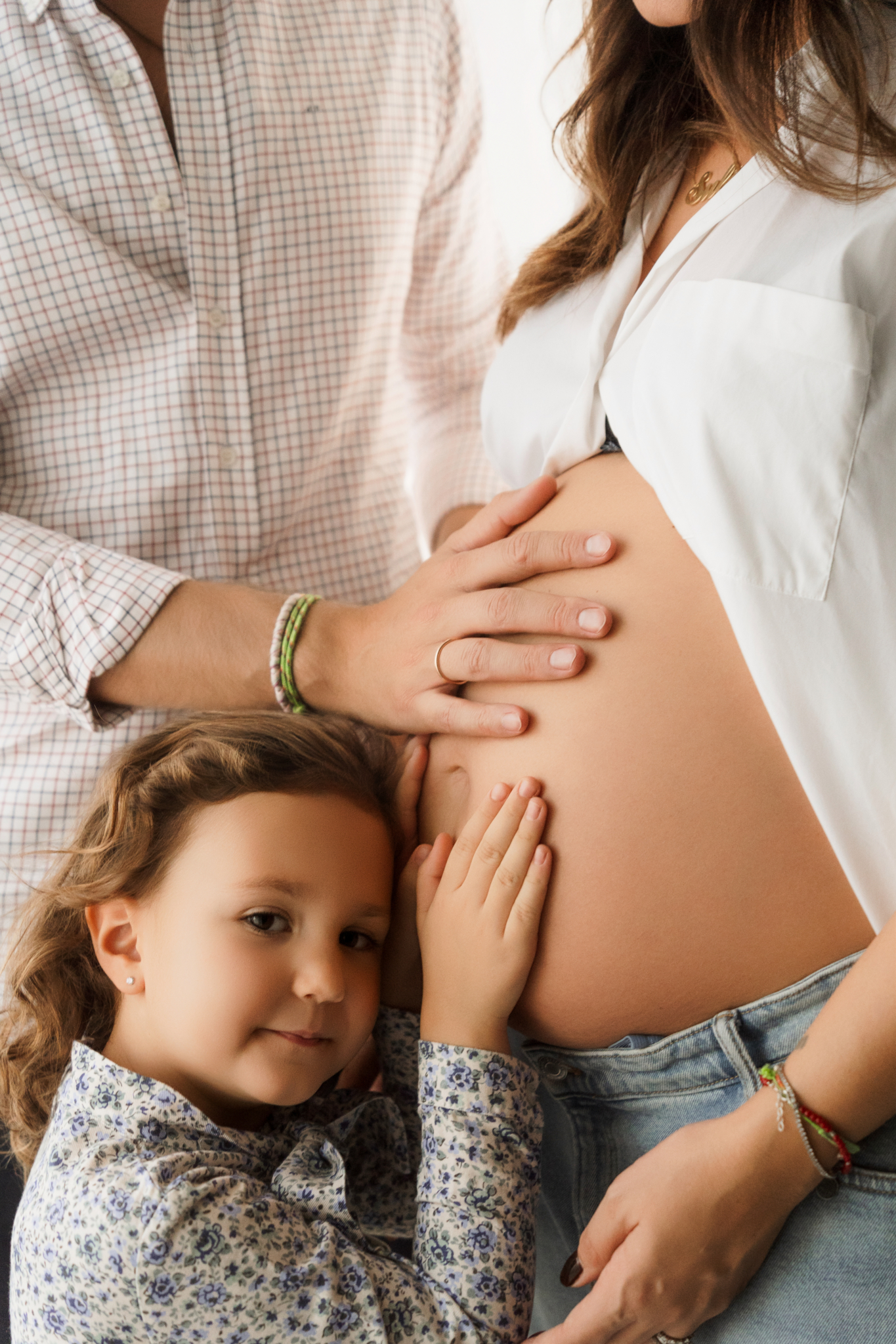 hermana tocando barriga embarazo sesion estudio