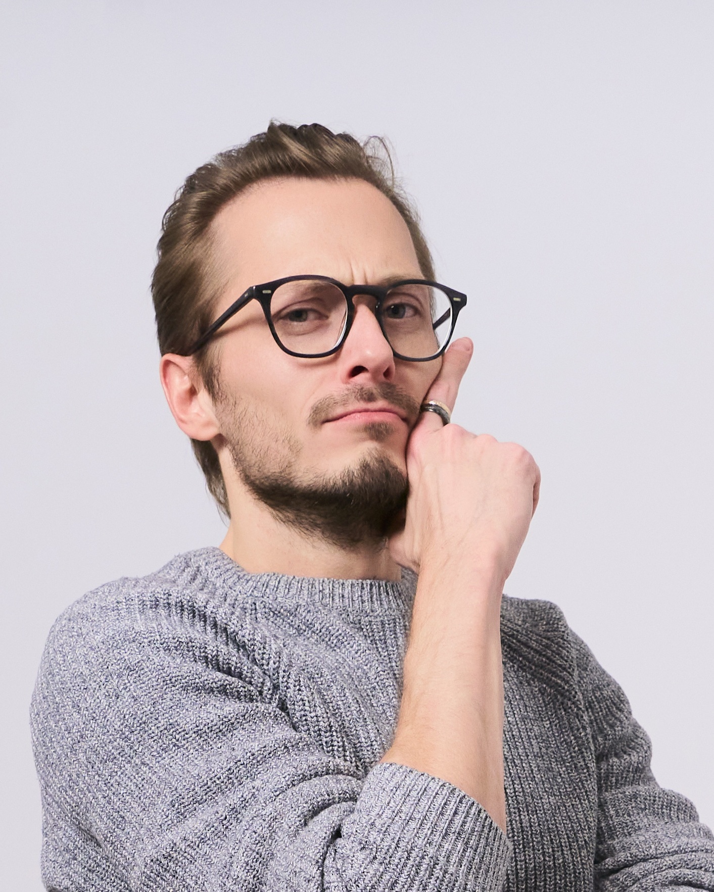 Foto profesional LinkedIn - hombre pensativo con gafas