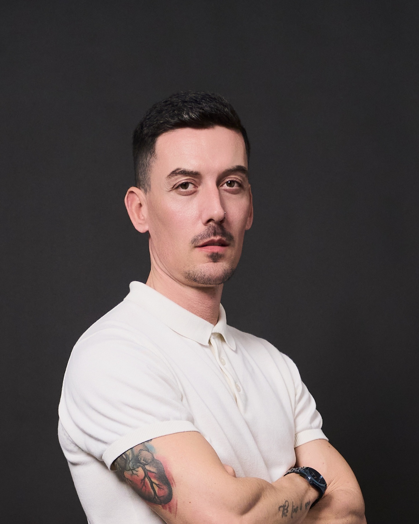 Foto para curriculum - hombre profesional con brazos cruzados