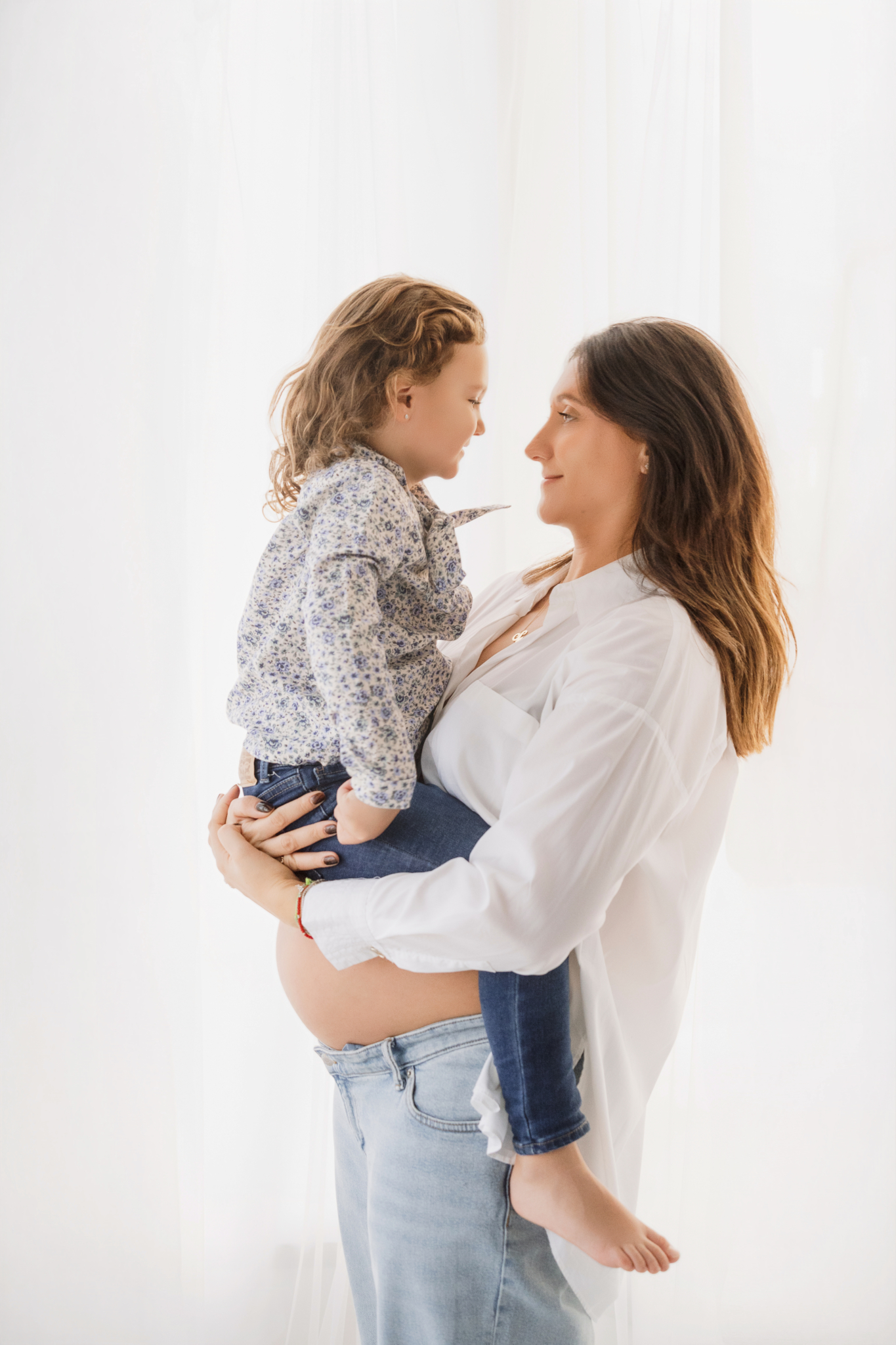 madre hija sesion fotos embarazo barcelona luz natural