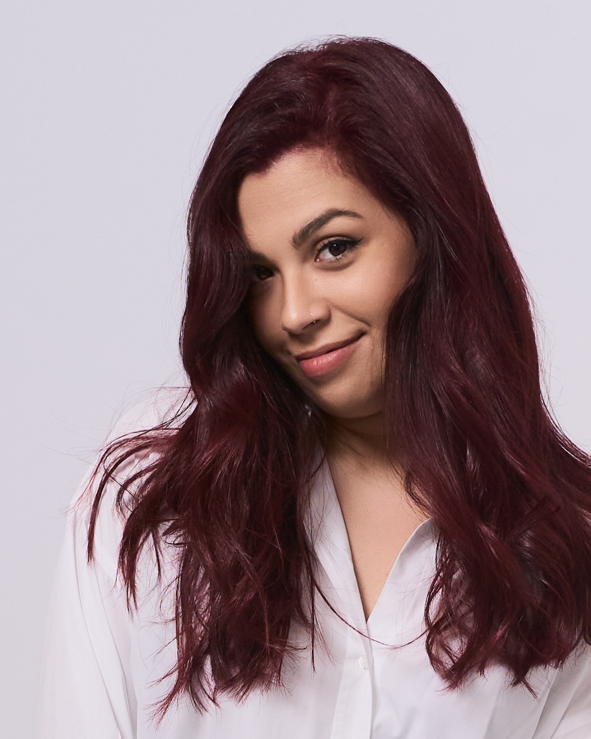 Foto CV profesional - mujer sonriente en camisa blanca