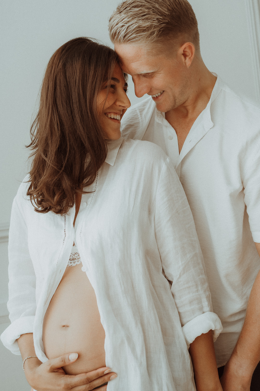 pareja embarazada camisa blanca ropa fotos premama barriga al aire