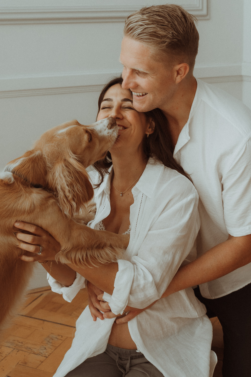 pareja perro sesion embarazo ropa fotos premama camisa lino