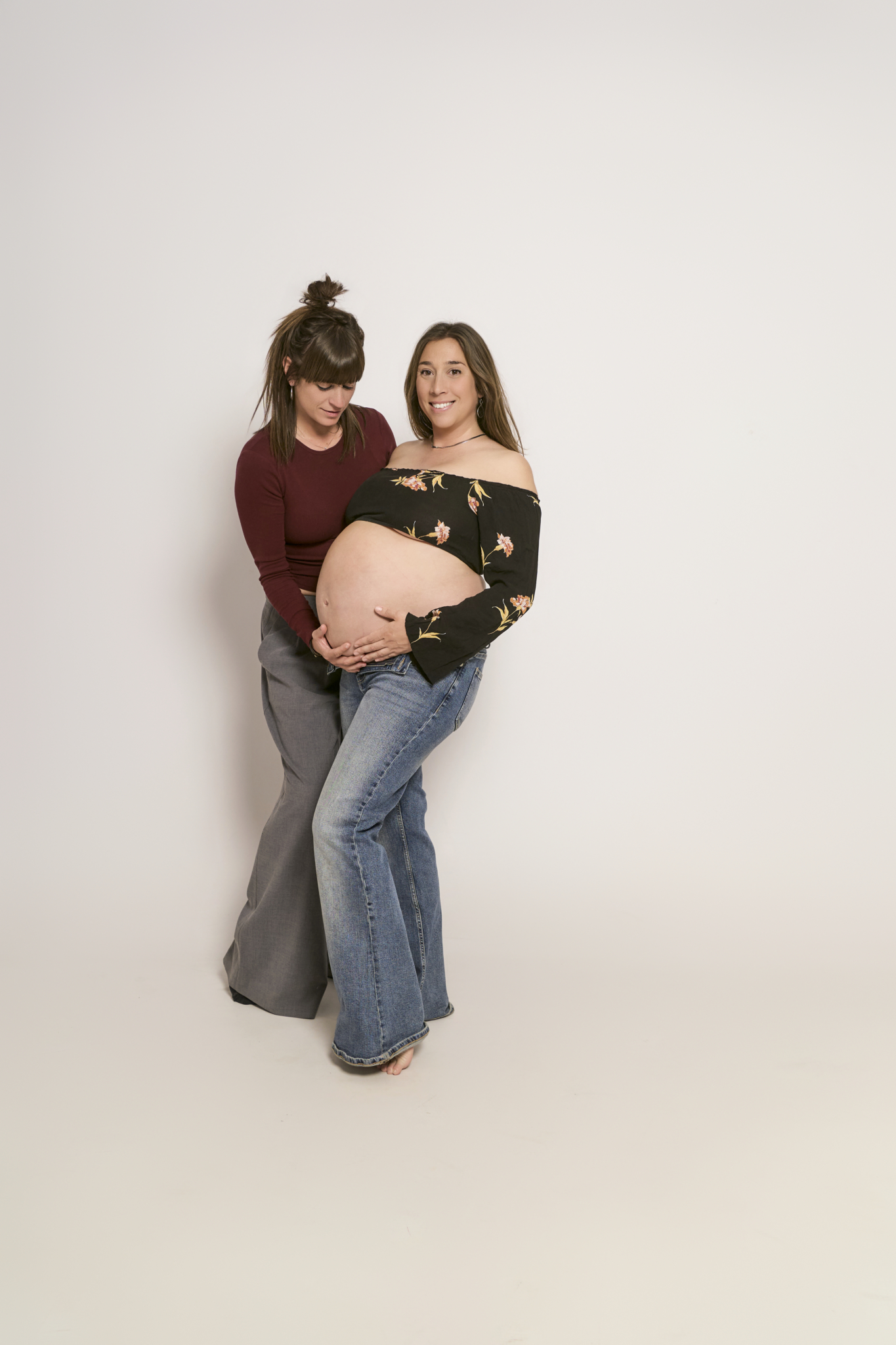 regalo original embarazada amiga abrazo barriga momento intimo