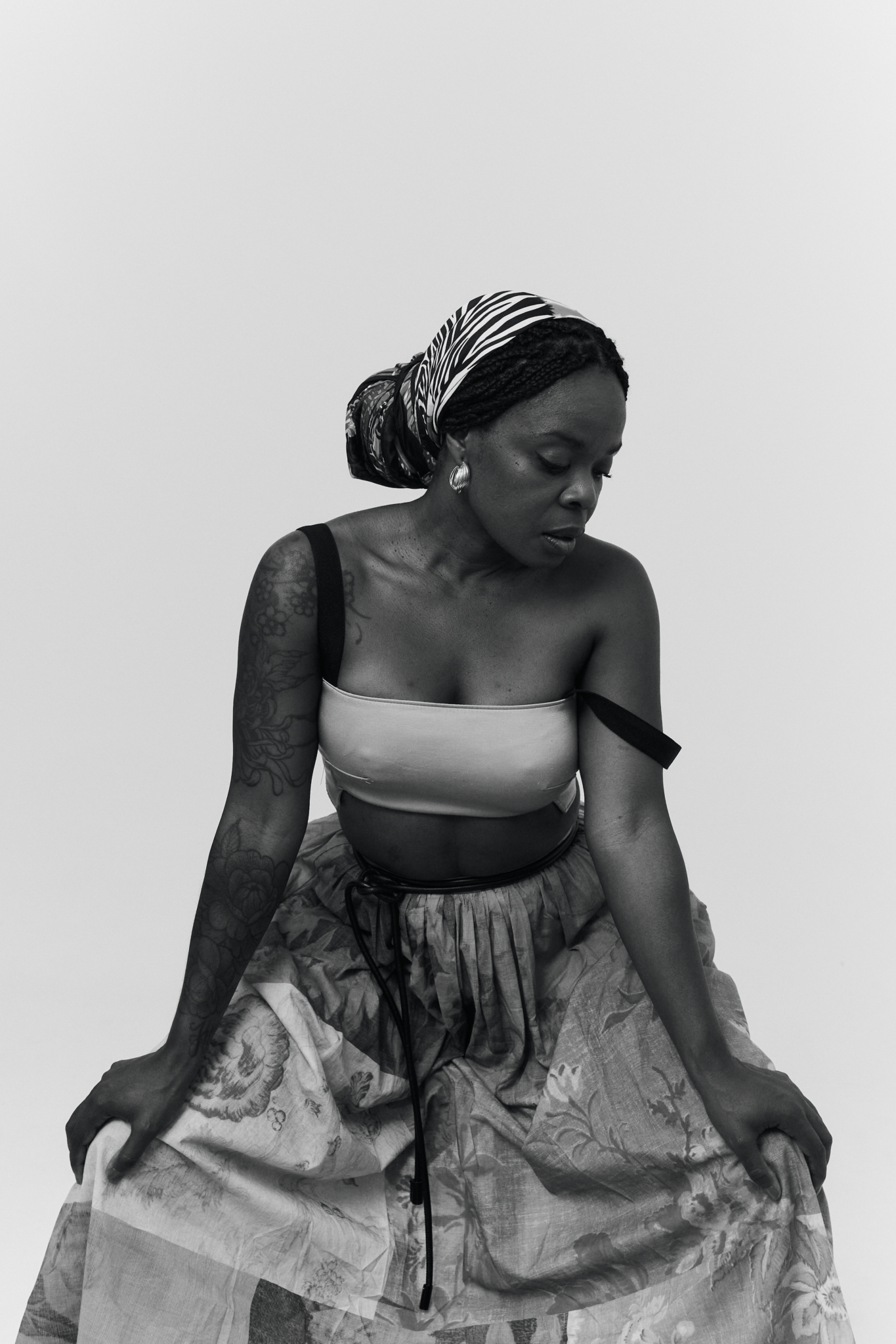 Retrato artístico en blanco y negro de Brigitte Emaga, cantante de soul en Barcelona