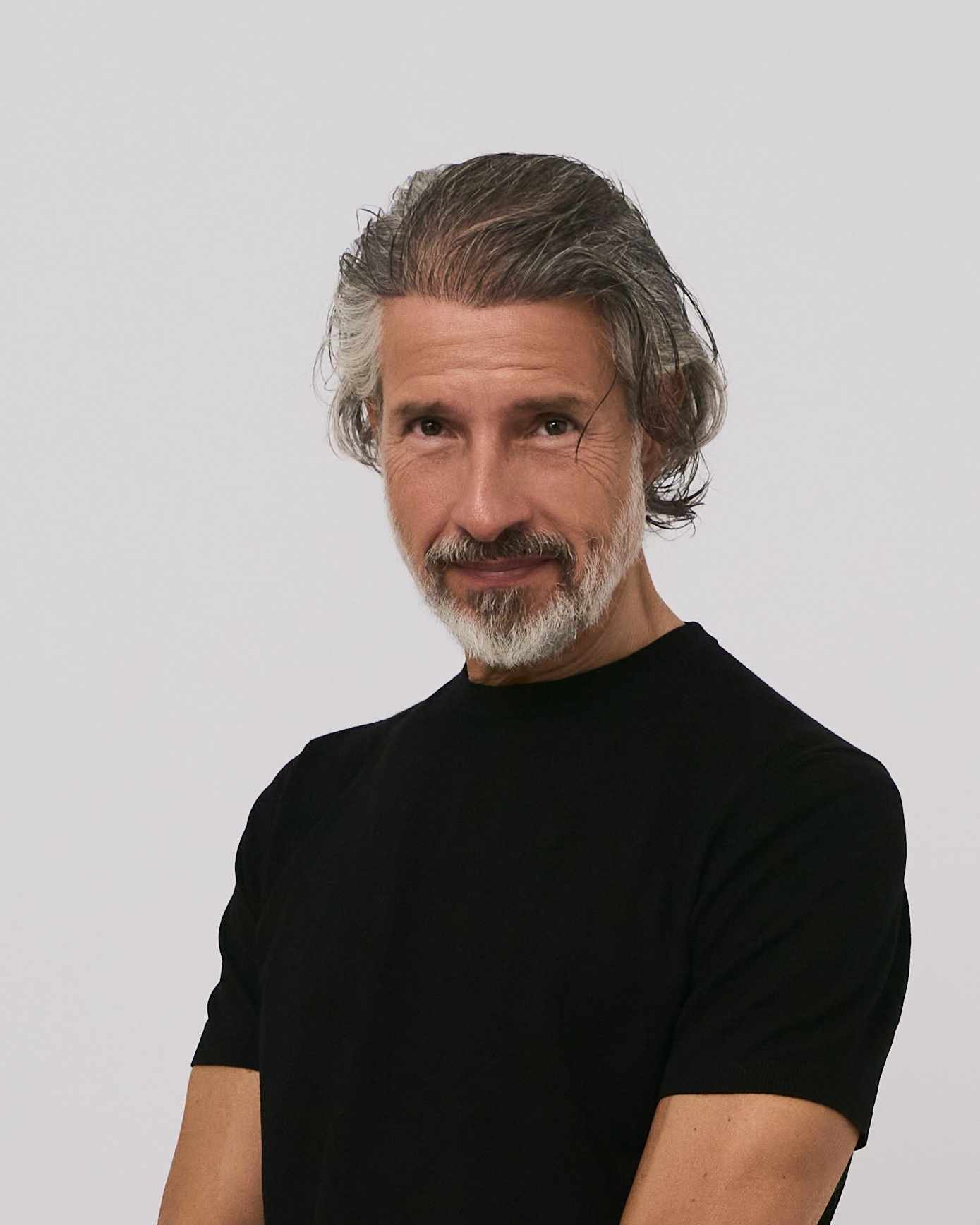 Retrato profesional de directivo senior con cabello plateado en Barcelona