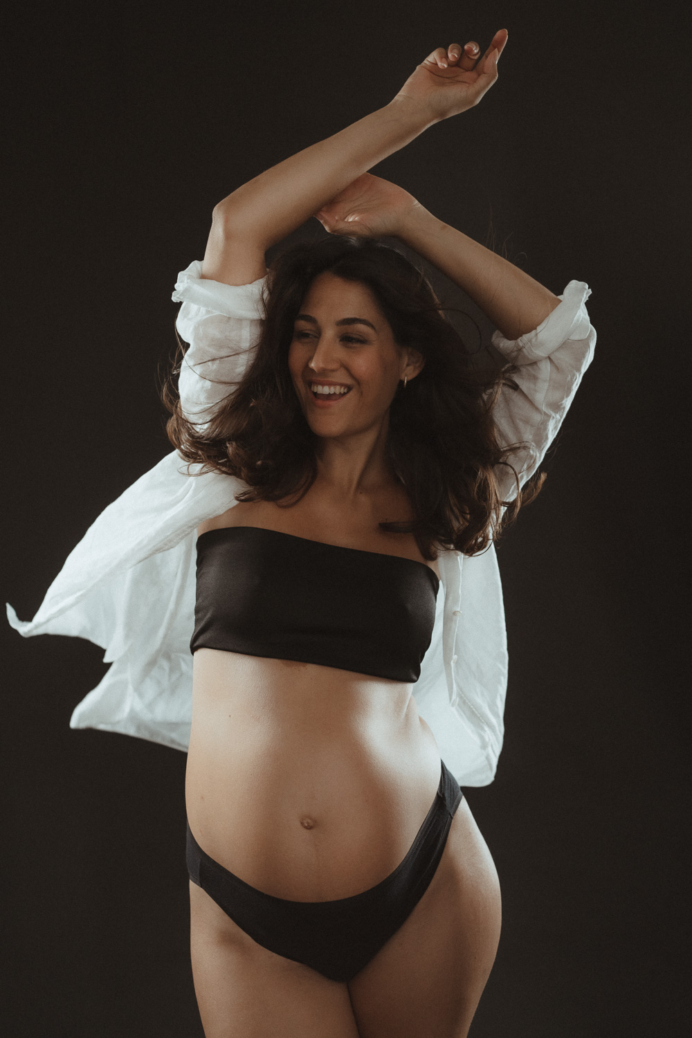 ropa fotos premama lenceria camisa blanca embarazada sonriendo