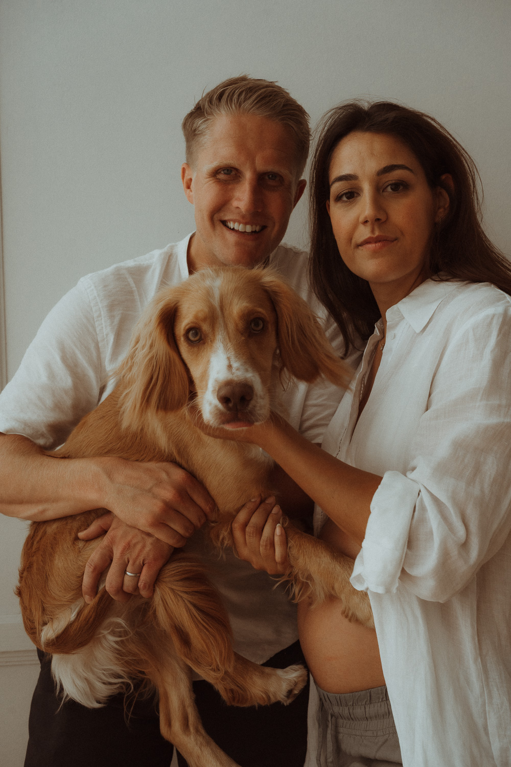 sesion embarazo familia perro vestidos fotos maternidad camisa lino