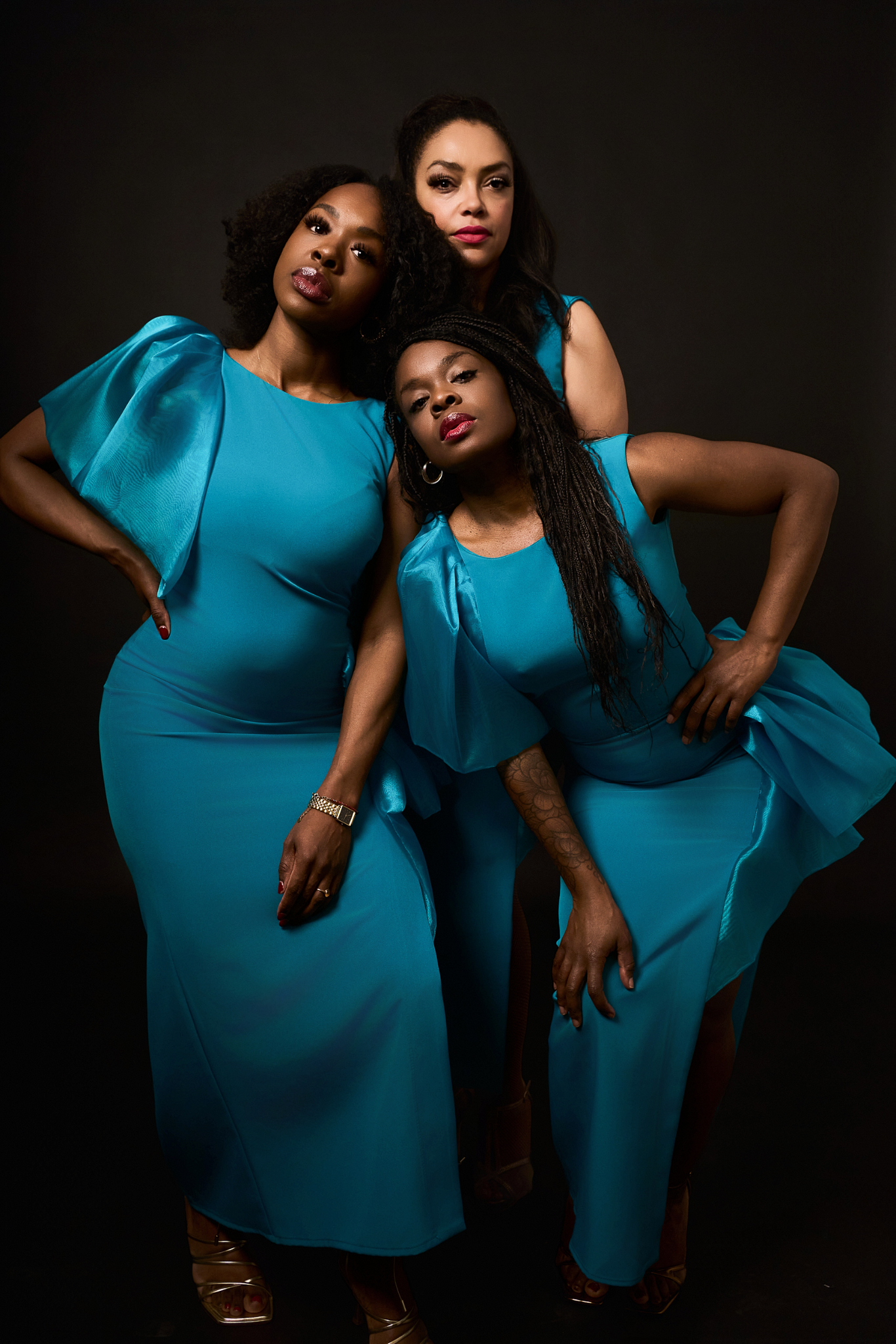 Banda Soundara en sesión de fotos grupal con vestidos turquesa en estudio YOULO Barcelona