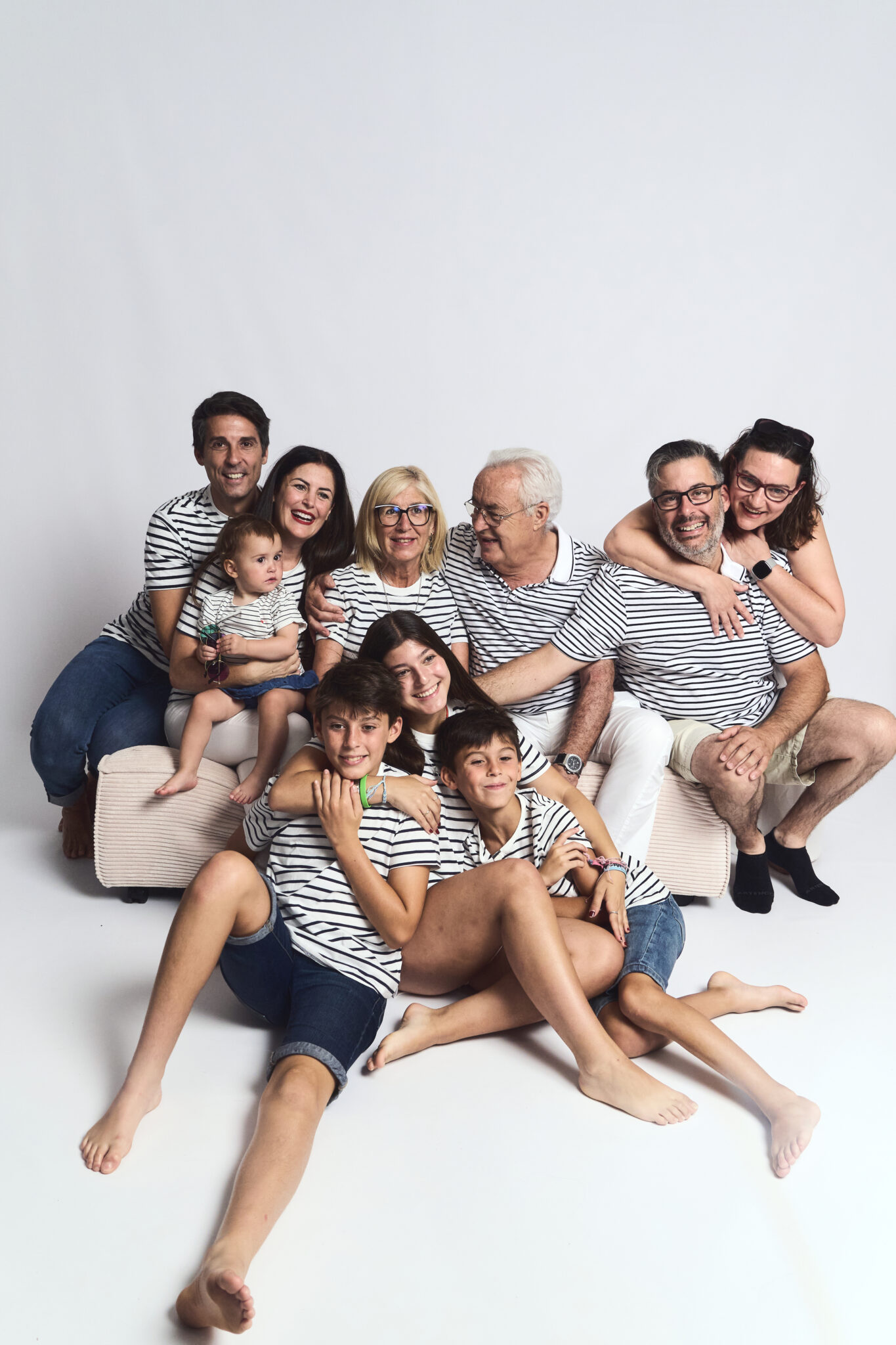 sesion fotos familiar diez personas tres generaciones estudio barcelona