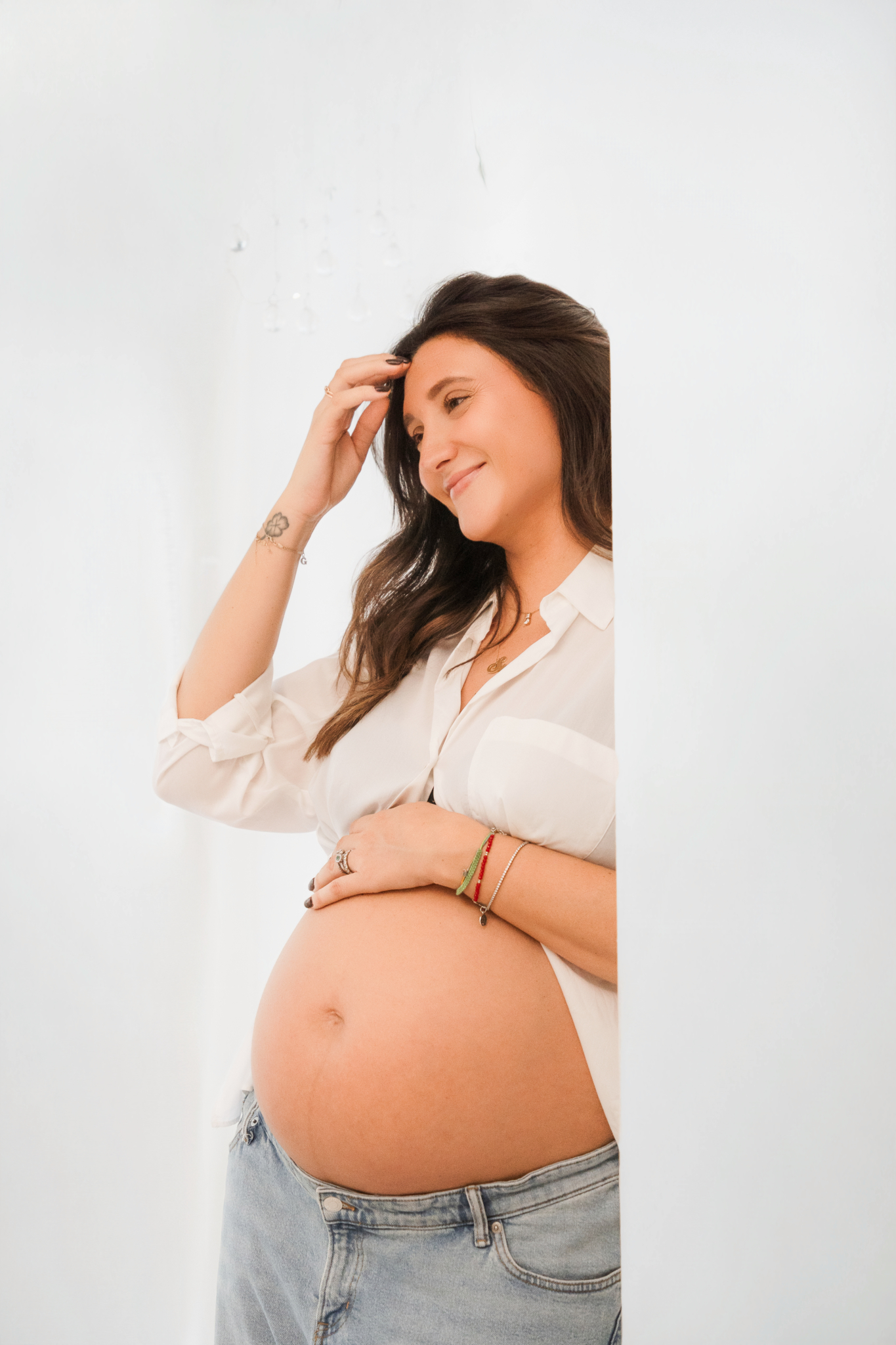 suli retrato embarazo estudio barcelona camisa blanca