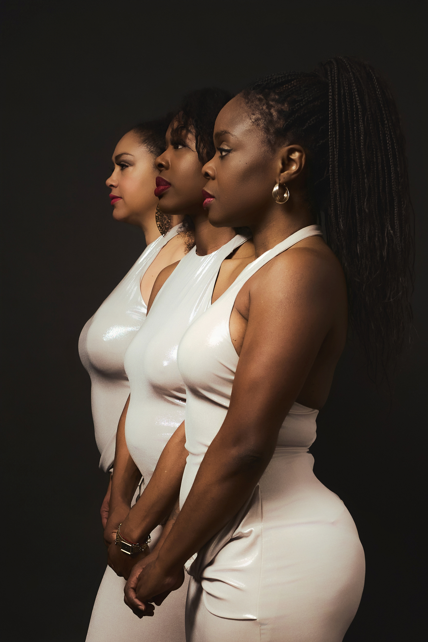 Trío vocal de Soundara de perfil en self photo estudio YOULO Barcelona