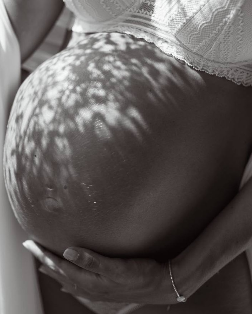 barriga embarazada fotos embarazada en casa luz natural detalle blanco negro