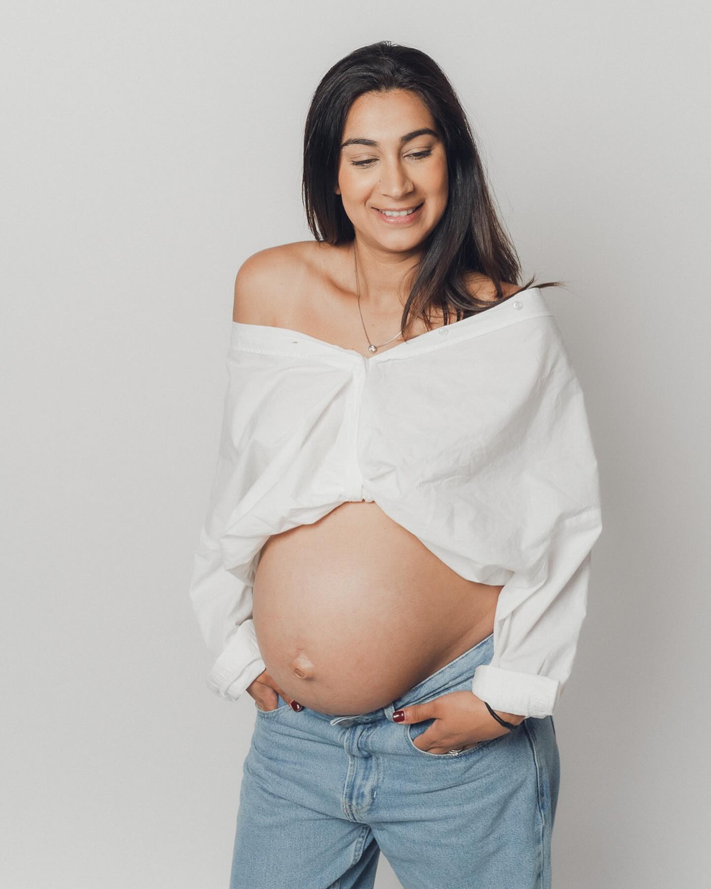 camisa blanca abierta jeans ropa sesion fotos embarazada look casual barriga al aire