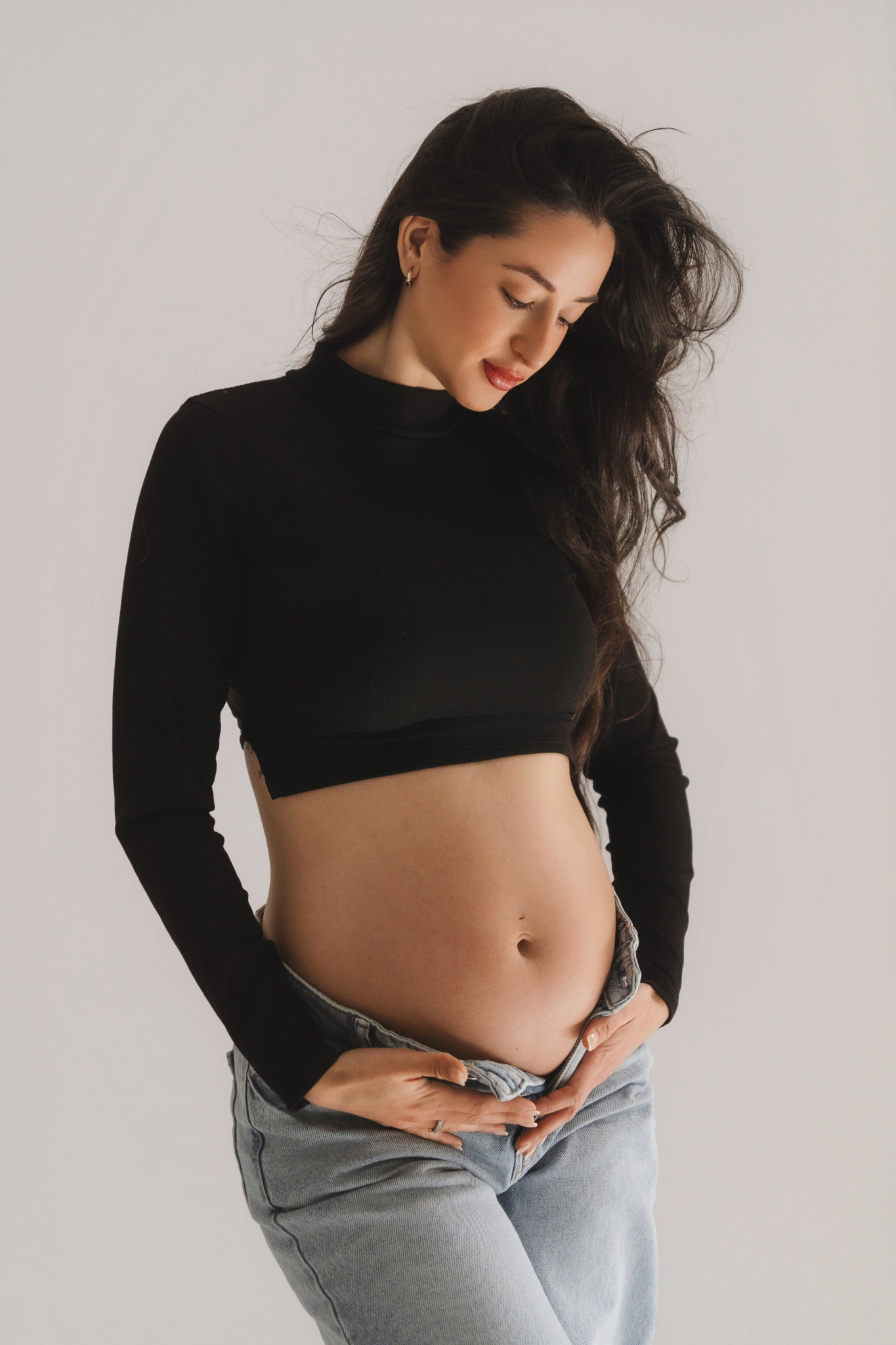 embarazada crop negro fotos embarazo mes a mes vaqueros estudio