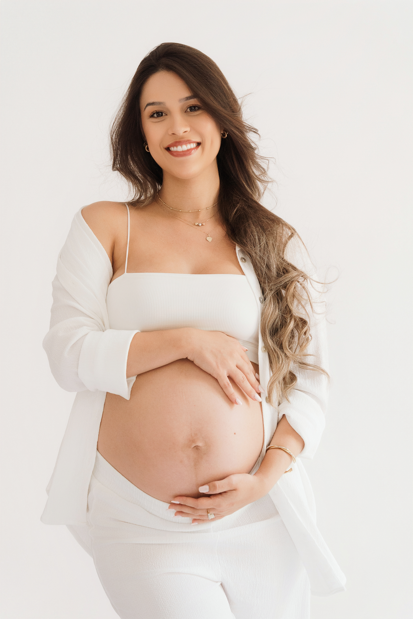 embarazada sonriendo fotos embarazo mes a mes cardigan blanco estudio 1