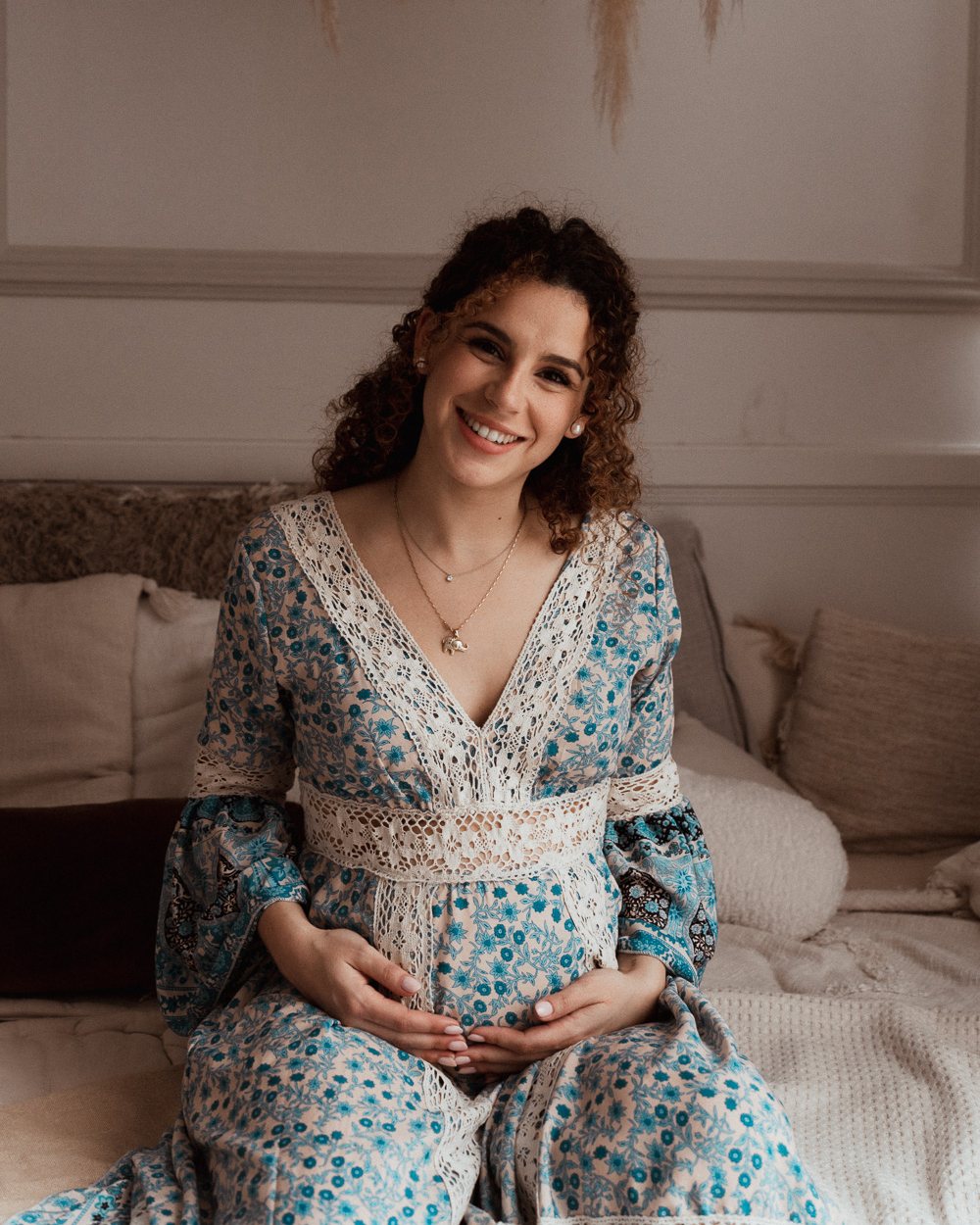 embarazada sonriendo en sofa fotos embarazada en casa vestido flores azul