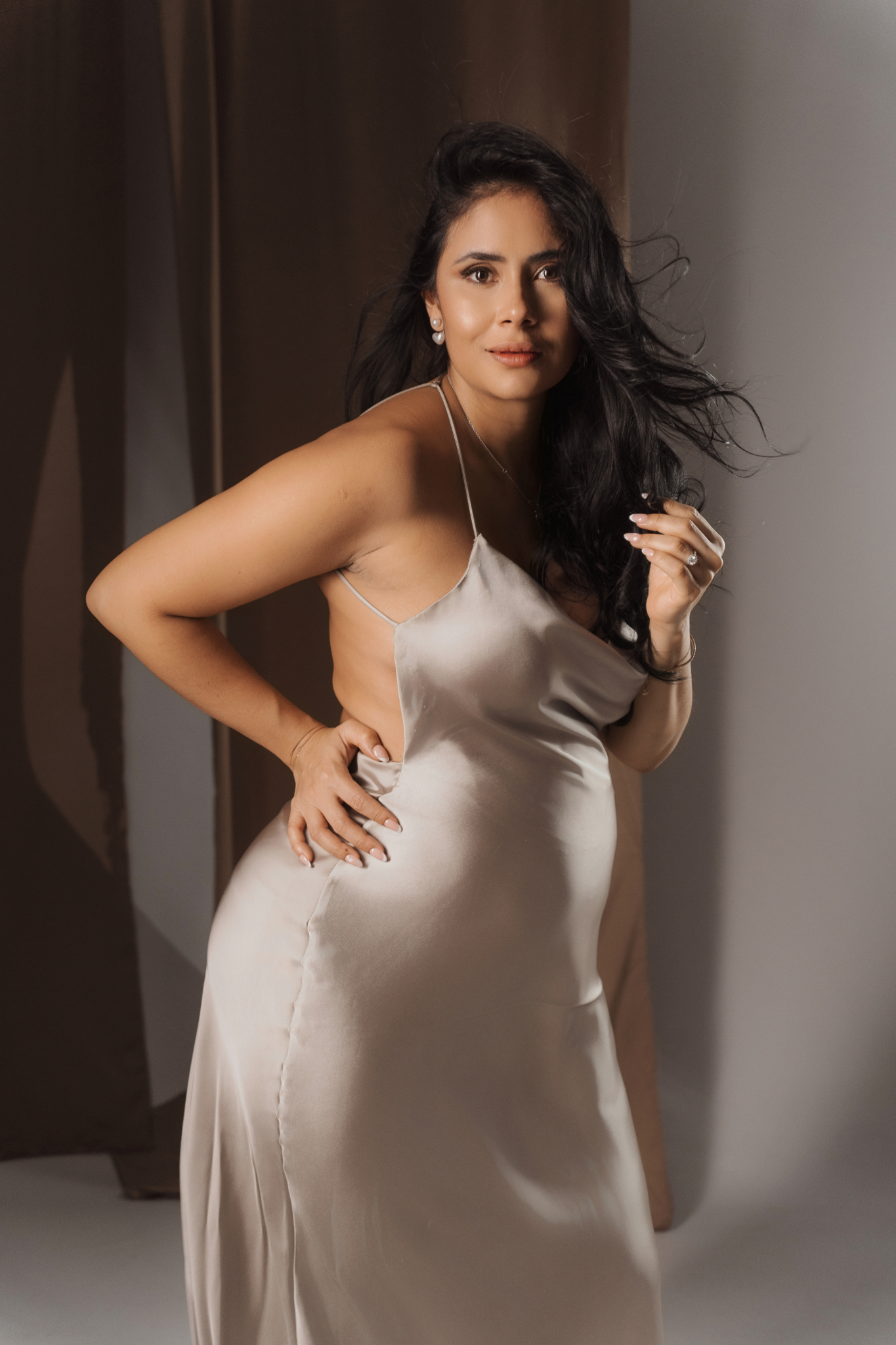 embarazada vestido saten fotos embarazo mes a mes estudio dramatico