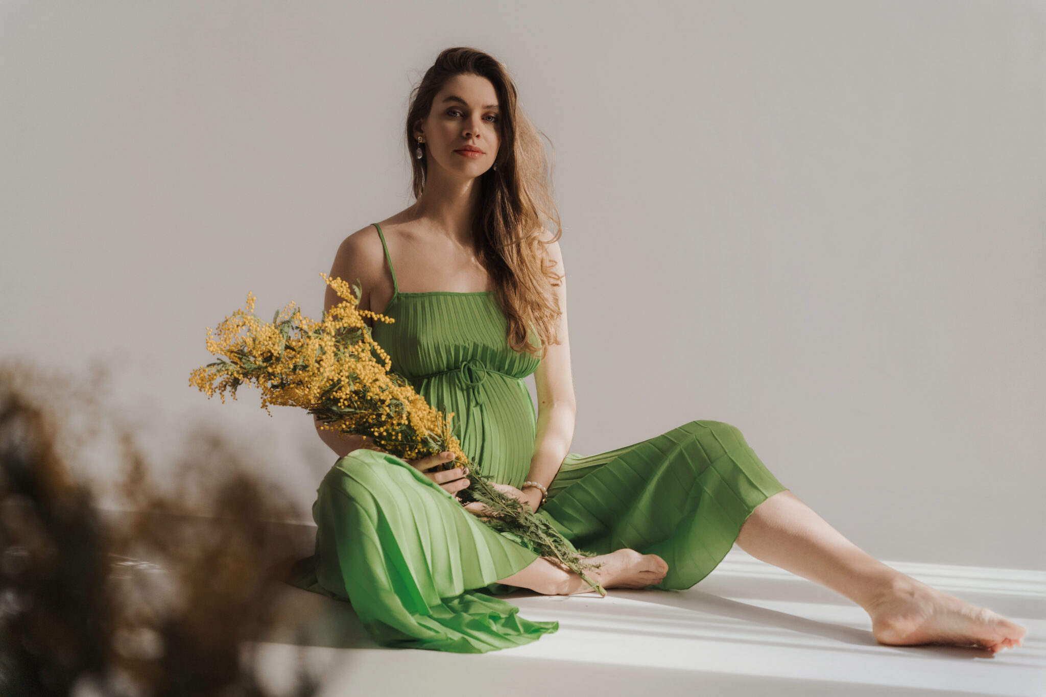 embarazada vestido verde flores elegir fotografo embarazo barcelona editorial