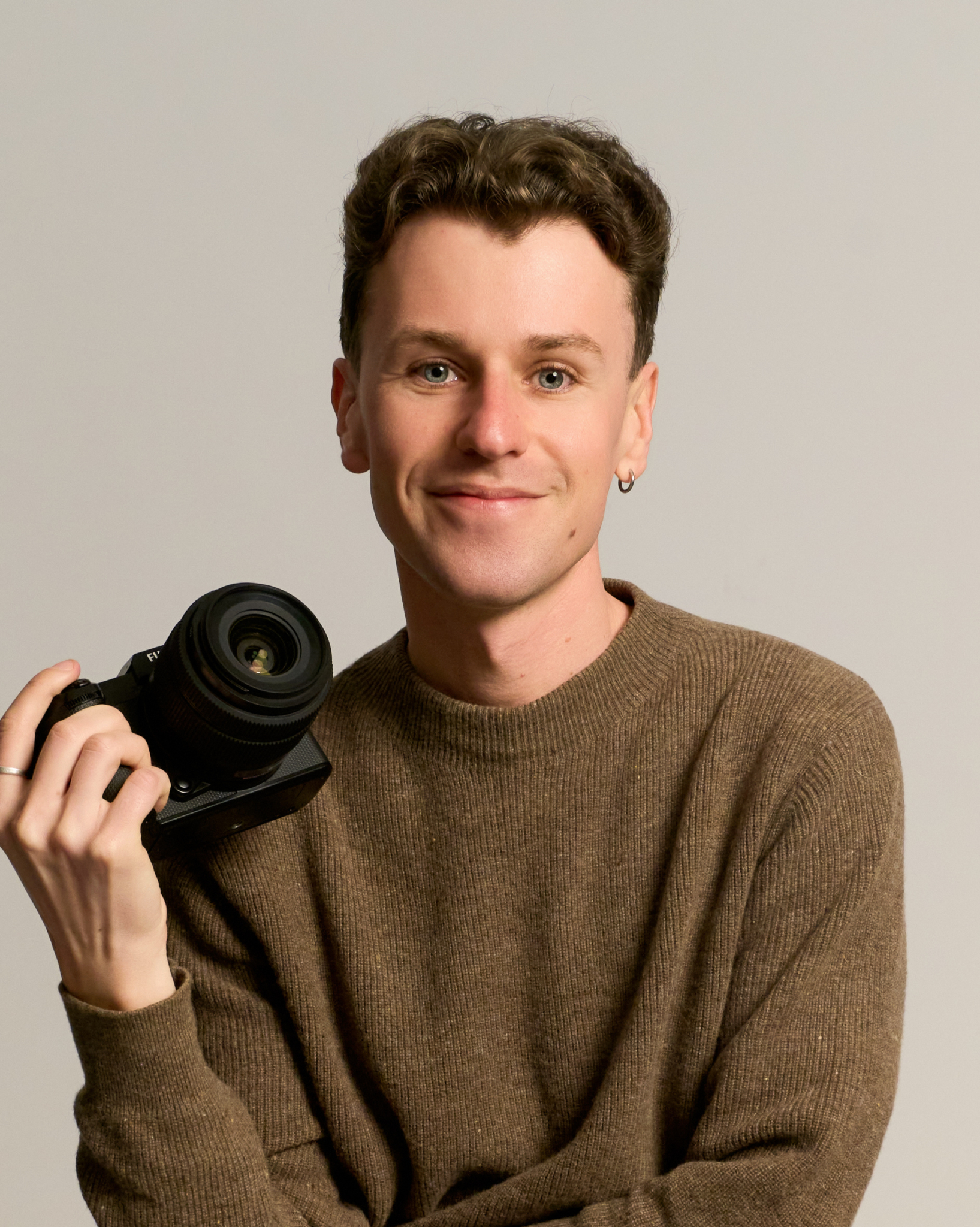 Hombre con gafas y blazer — comparativa foto profesional IA vs fotógrafo