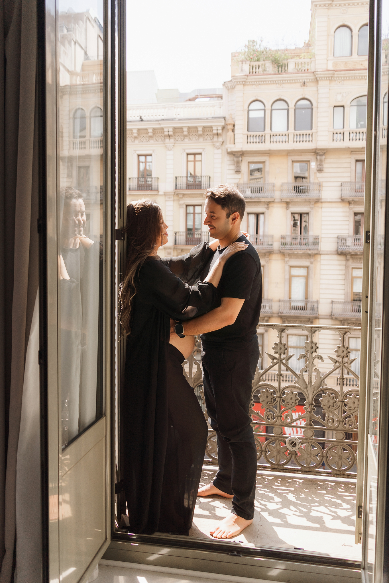 fotos embarazo pareja balcon barcelona mirada complicidad
