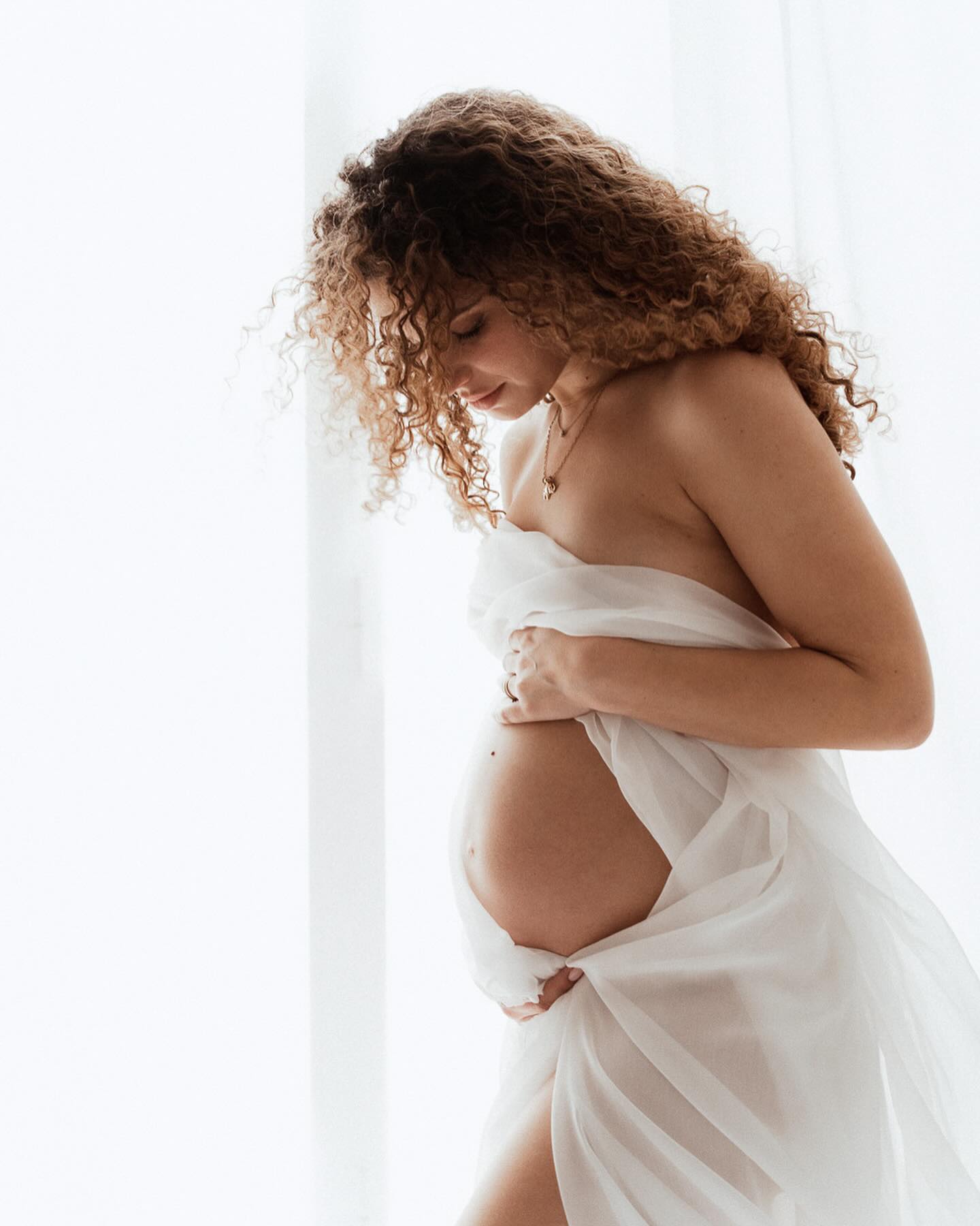 Sesión fotos premamá en estudio fotográfico fondo blanco tela gasa Barcelona