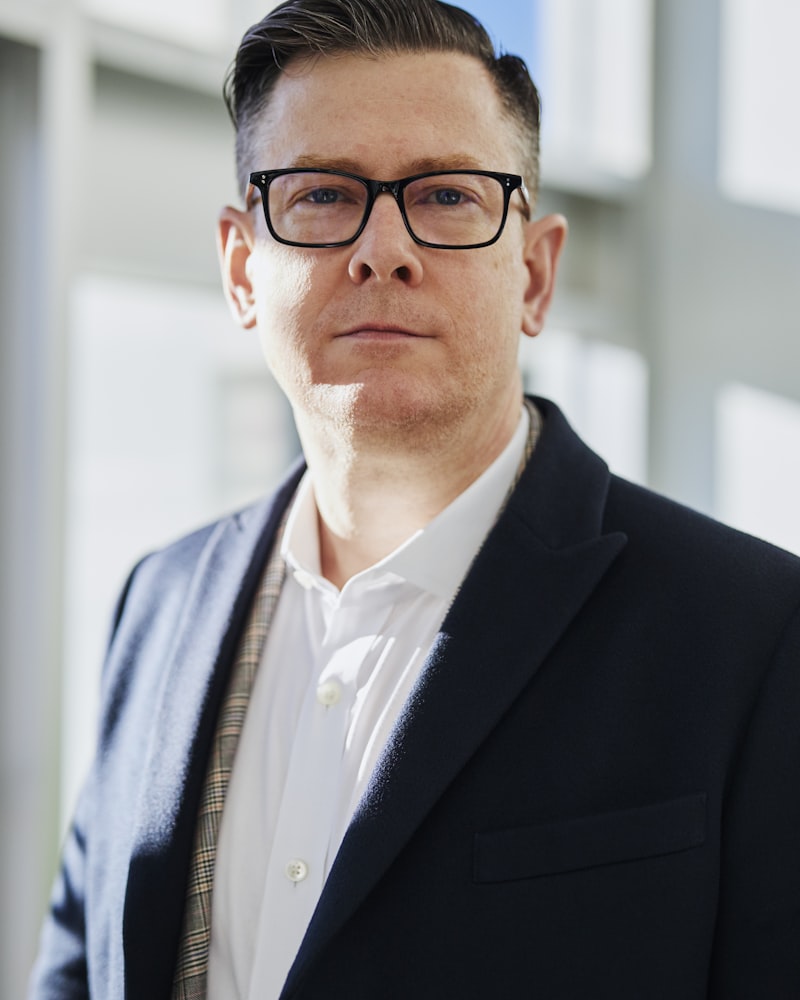Hombre con gafas en foto profesional con luz natural de ventana