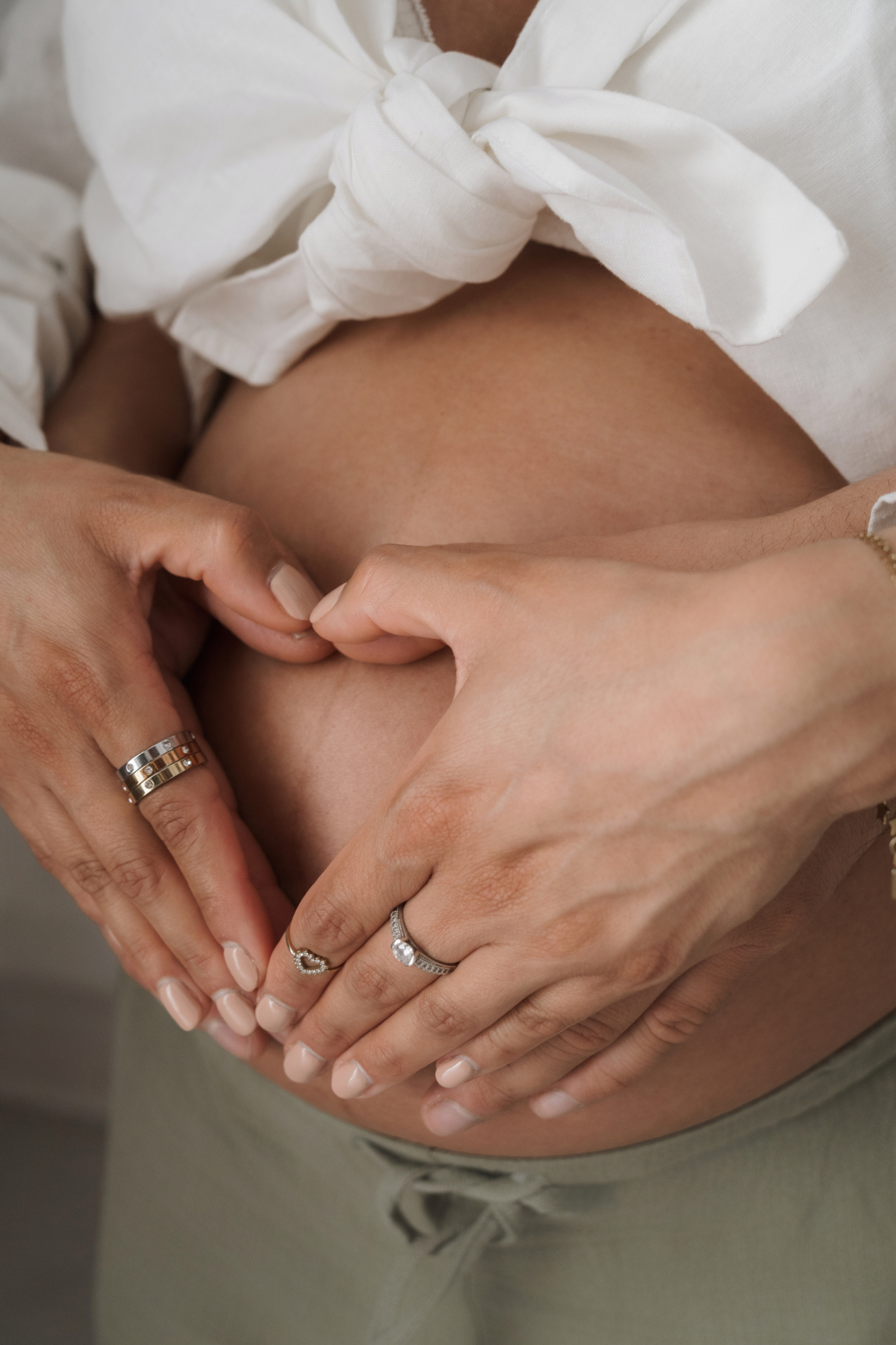 manos corazon barriga fotos embarazo mes a mes detalle anillos