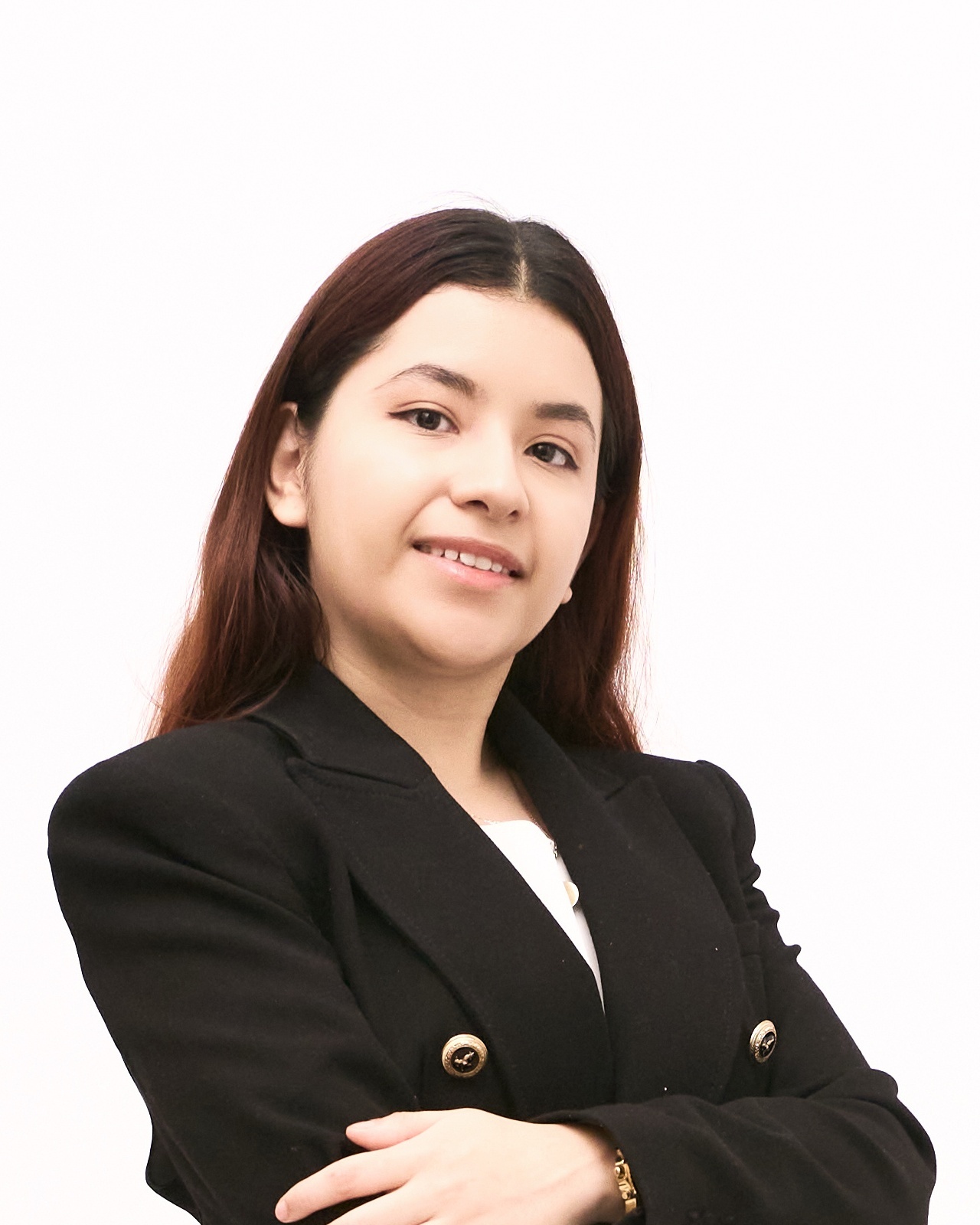 Mujer con blazer negro y brazos cruzados en foto profesional corporativa