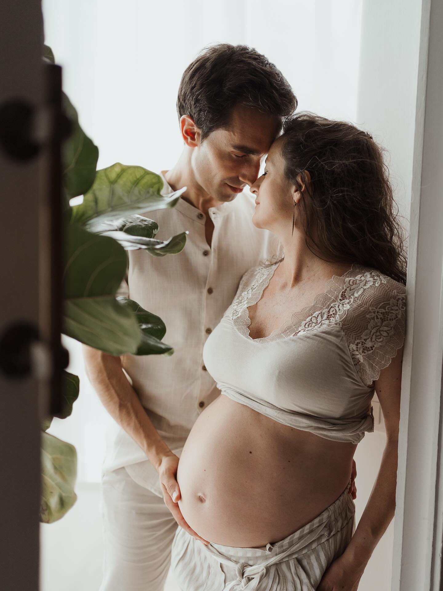 pareja fotos embarazada en casa ventana plantas momento tierno romantico