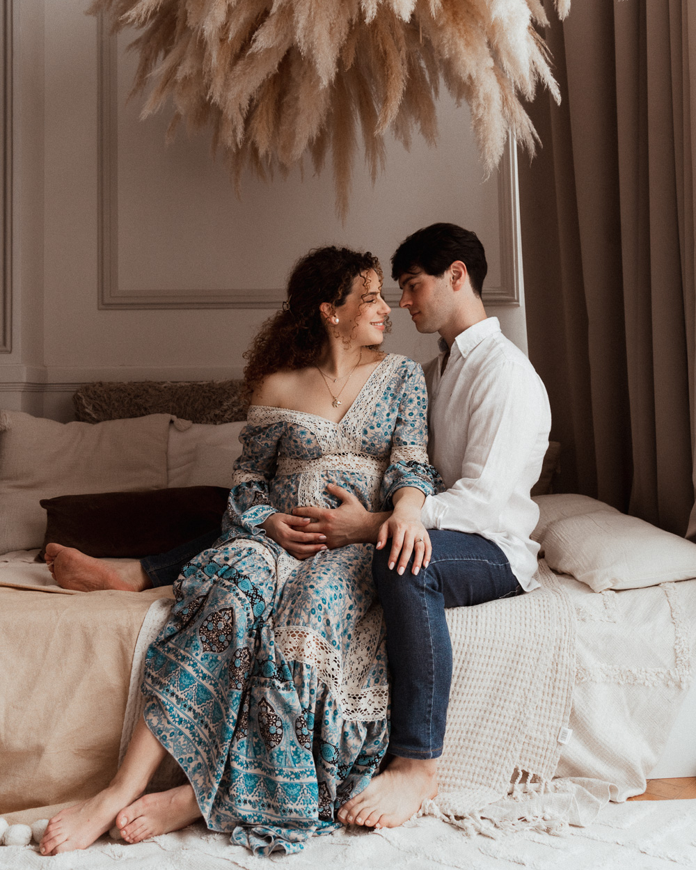 pareja sesion fotos embarazada ropa bohemia vestido azul floral estudio cama