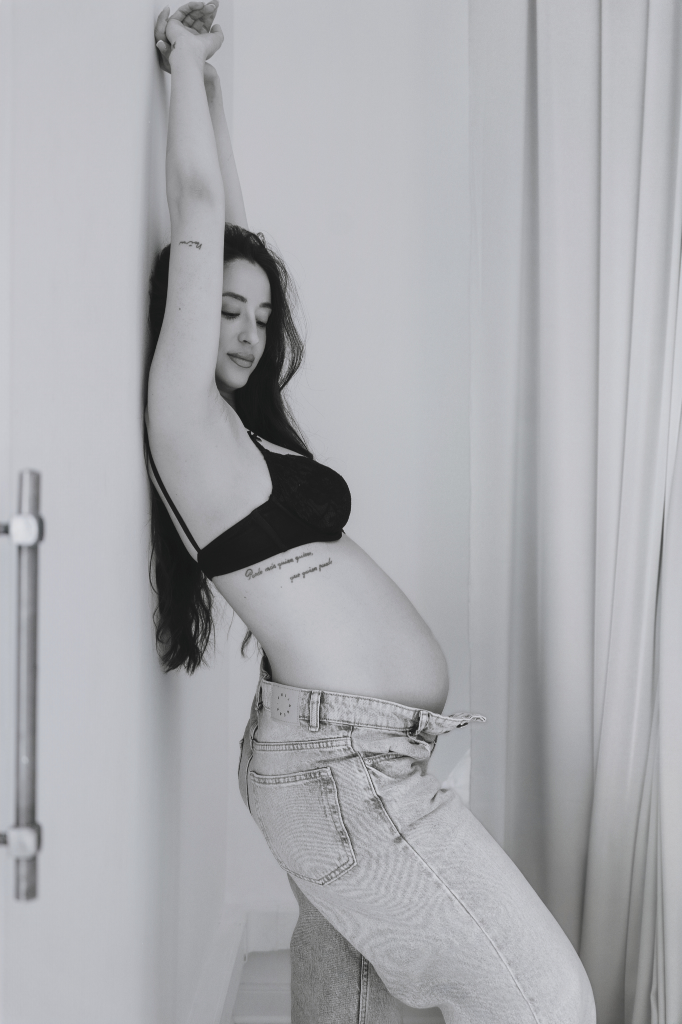 perfil barriga fotos embarazo mes a mes brazos arriba blanco negro