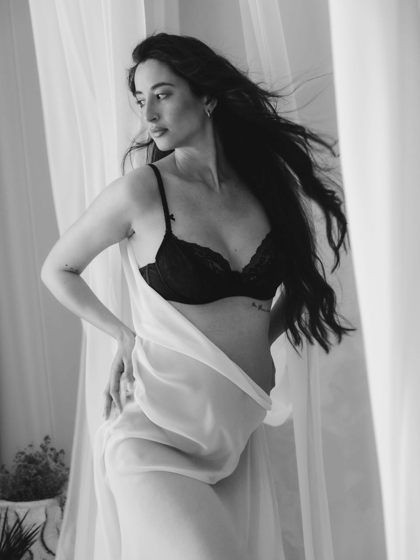 Retrato artístico blanco y negro, fotos embarazo cuerpo estrías con tela y lencería, pose poderosa