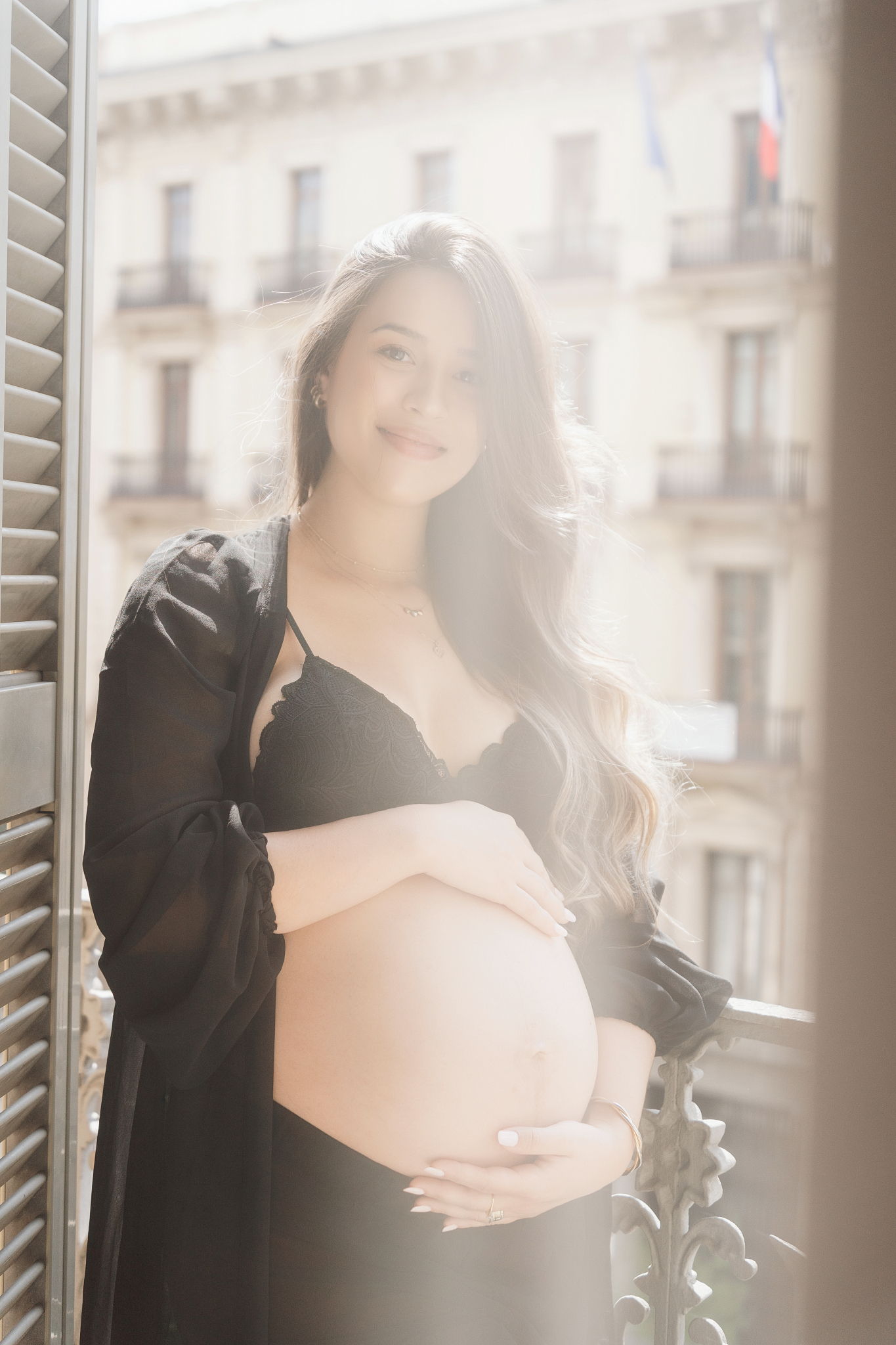 sesion fotos embarazo mama sola ventana barcelona luz dorada