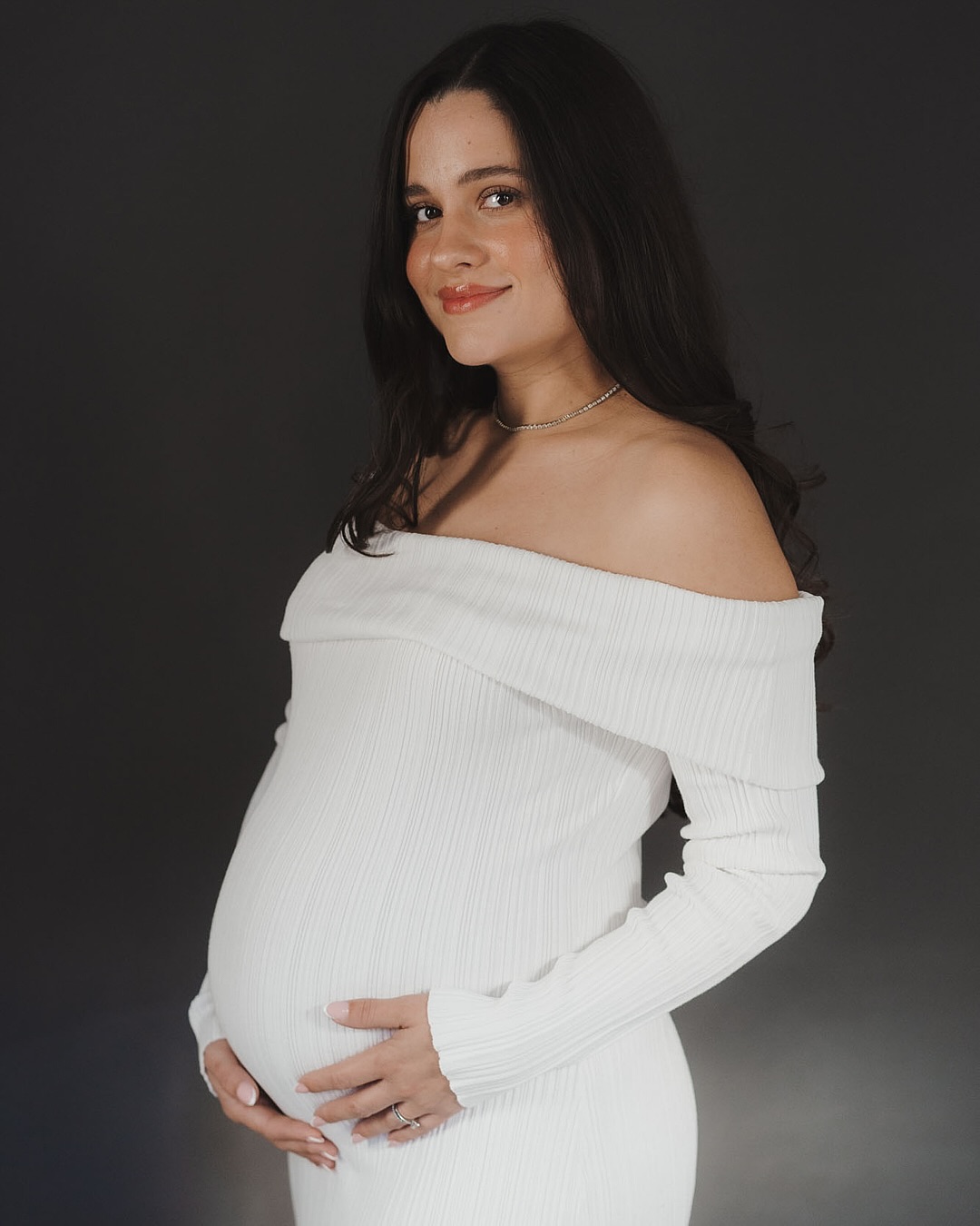 vestido blanco hombros descubiertos ropa sesion fotos embarazada look elegante estudio