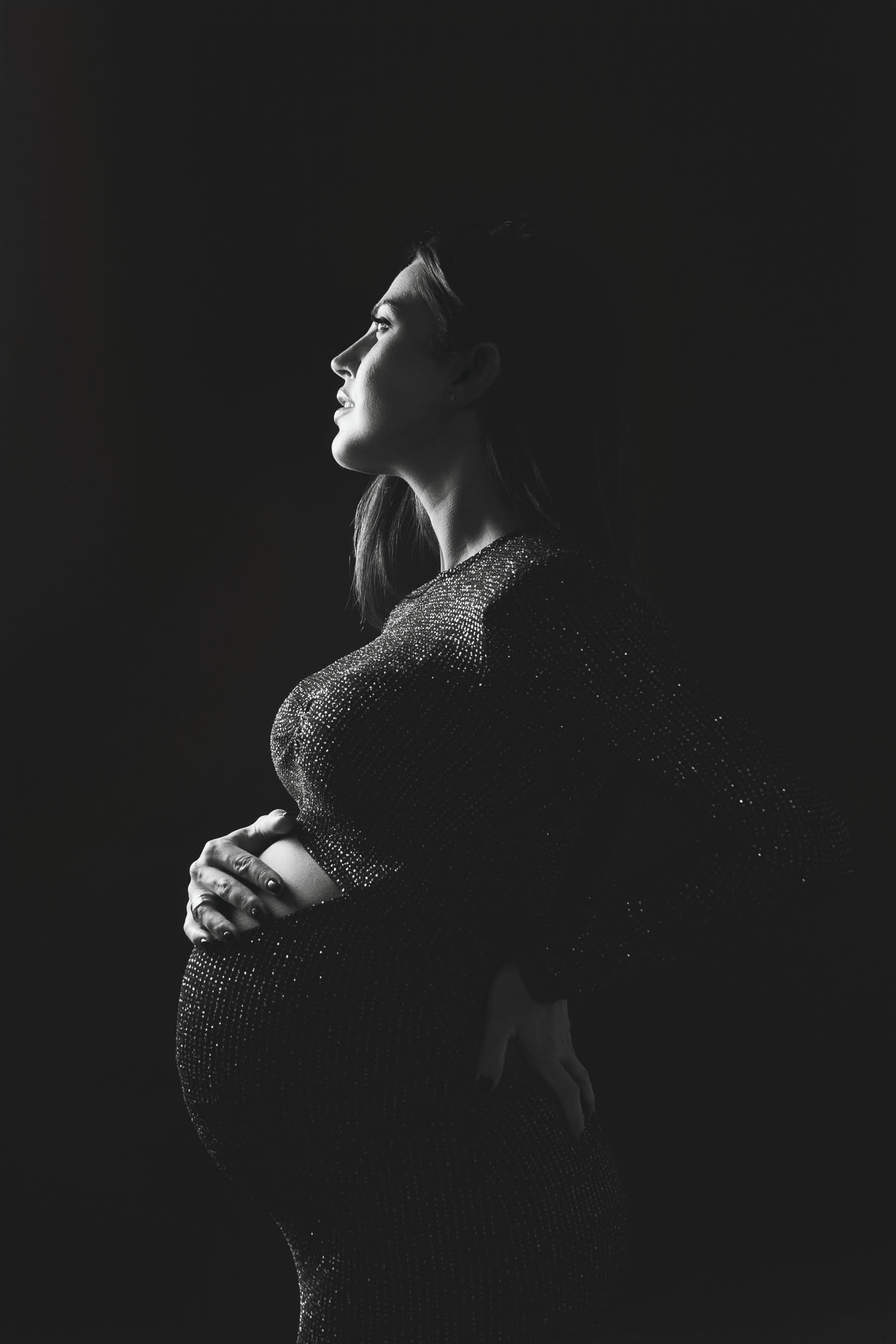 Introspective pregnancy photos in Nordic style, profile with cool light in a Barcelona studio