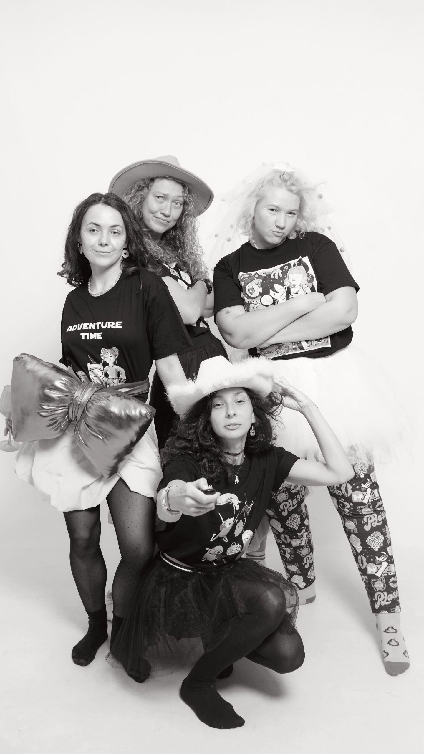 Amigas en cumpleaños riendo con props y disfraces en el self photo studio YOULO de Barcelona