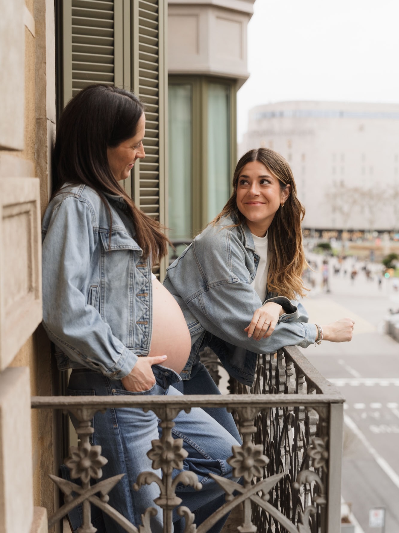 Tami con clienta embarazada en el balcón del estudio Wonderstory, vista a Plaça Catalunya
