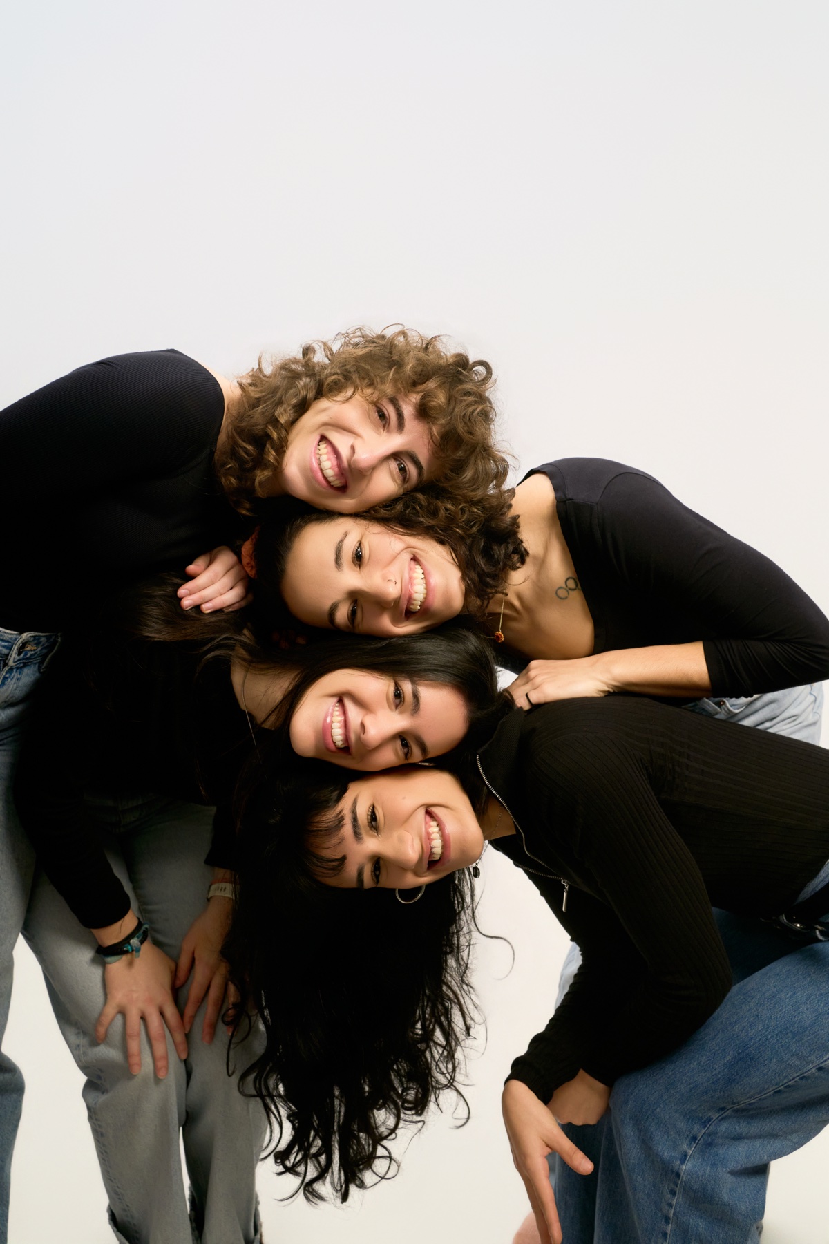 Cuatro amigas riendo en sesión de fotos sin alcohol despedida soltera Barcelona